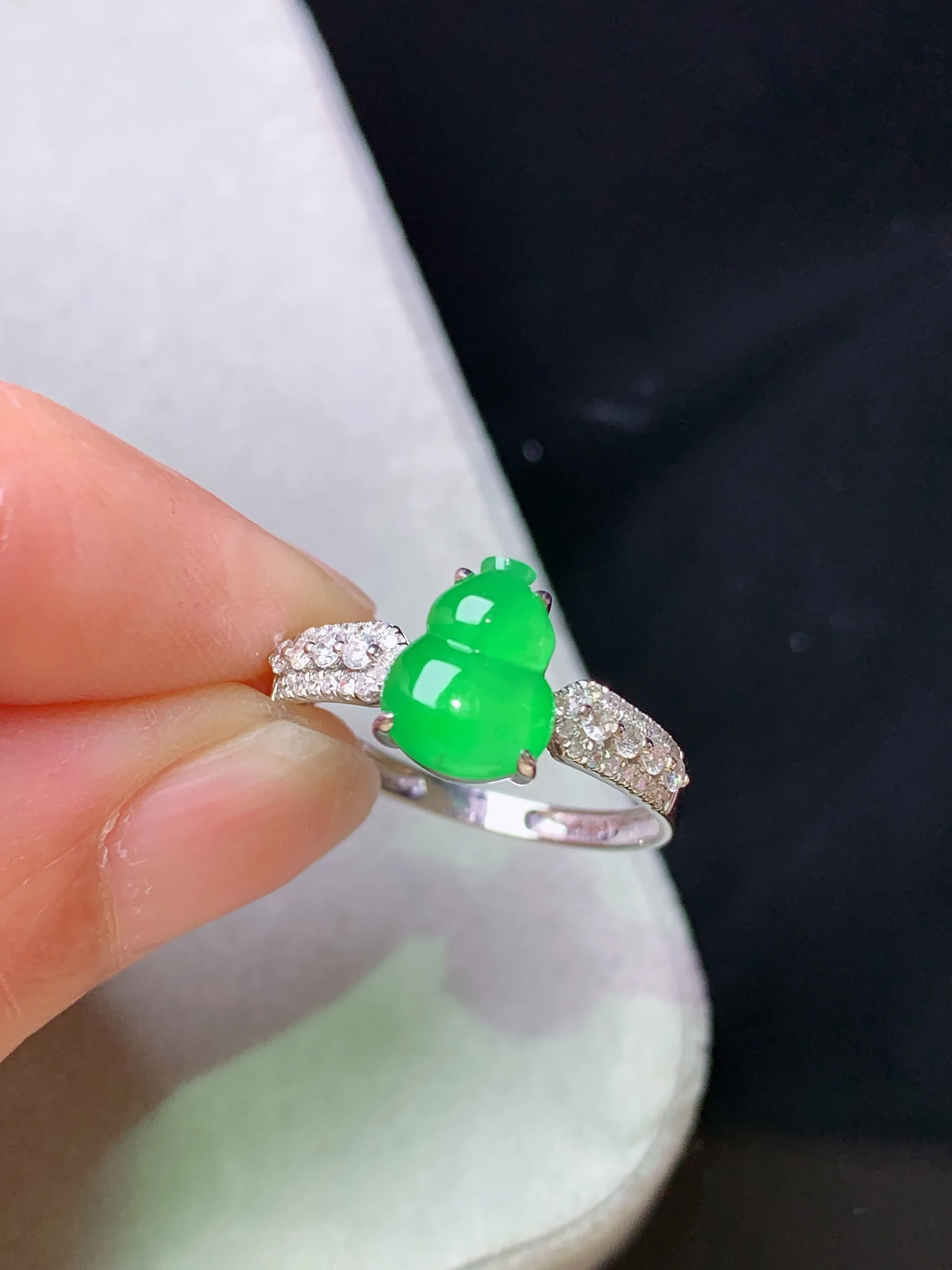 18k金钻镶嵌翠绿葫芦戒指 玉质细腻 色泽清新艳丽 圈口14 裸石尺寸8.6*6.7*2.8