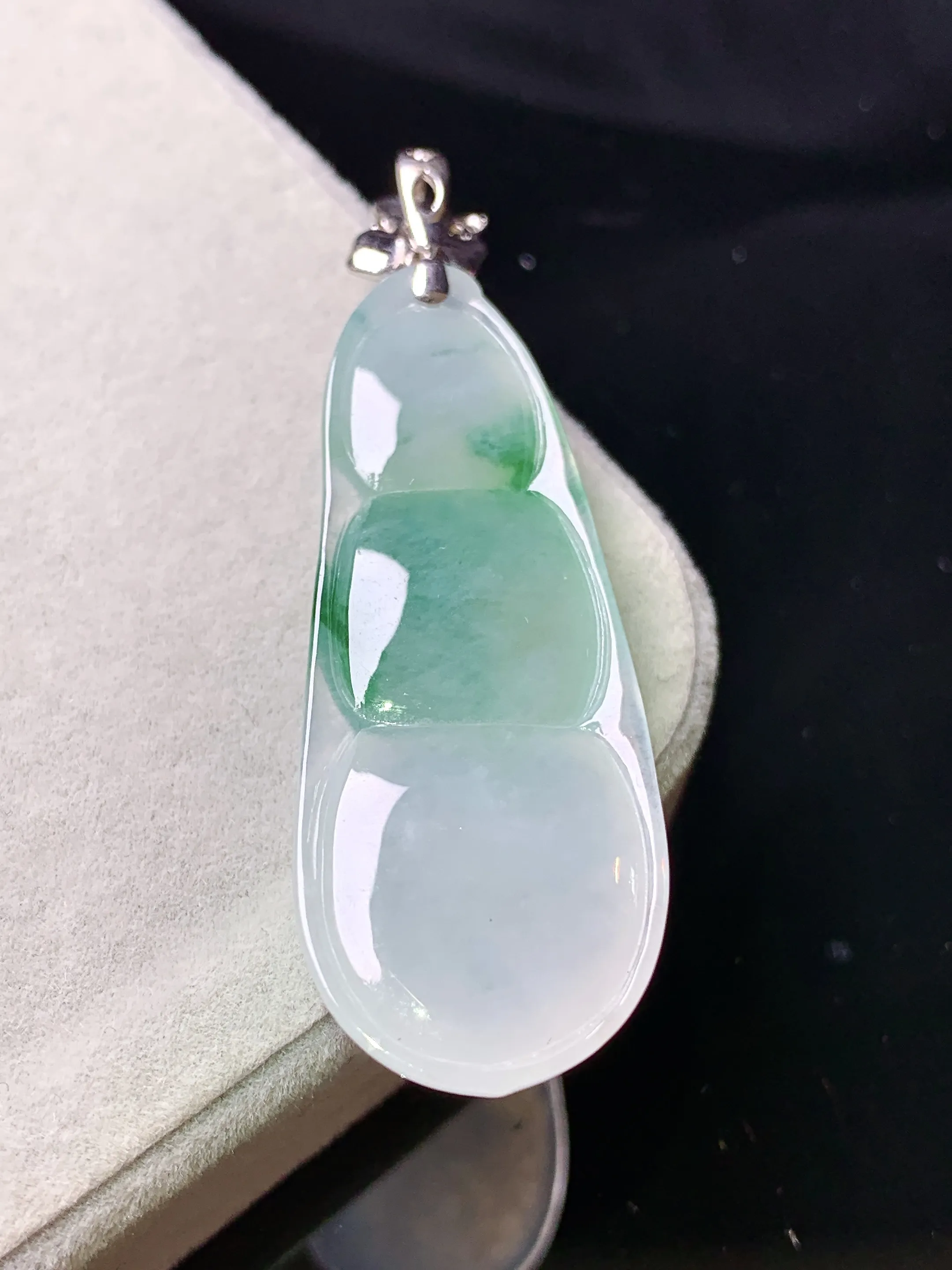 18k金钻镶嵌飘绿四季豆吊坠 玉质细腻 色泽清新艳丽 整体尺寸49*15.8*6.3