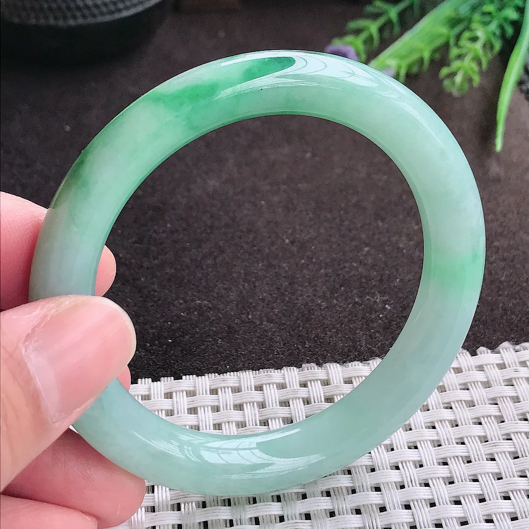 实拍A货翡翠54/10.2/9.5老坑精美冰润飘绿花圆条手镯翡翠玉镯女款