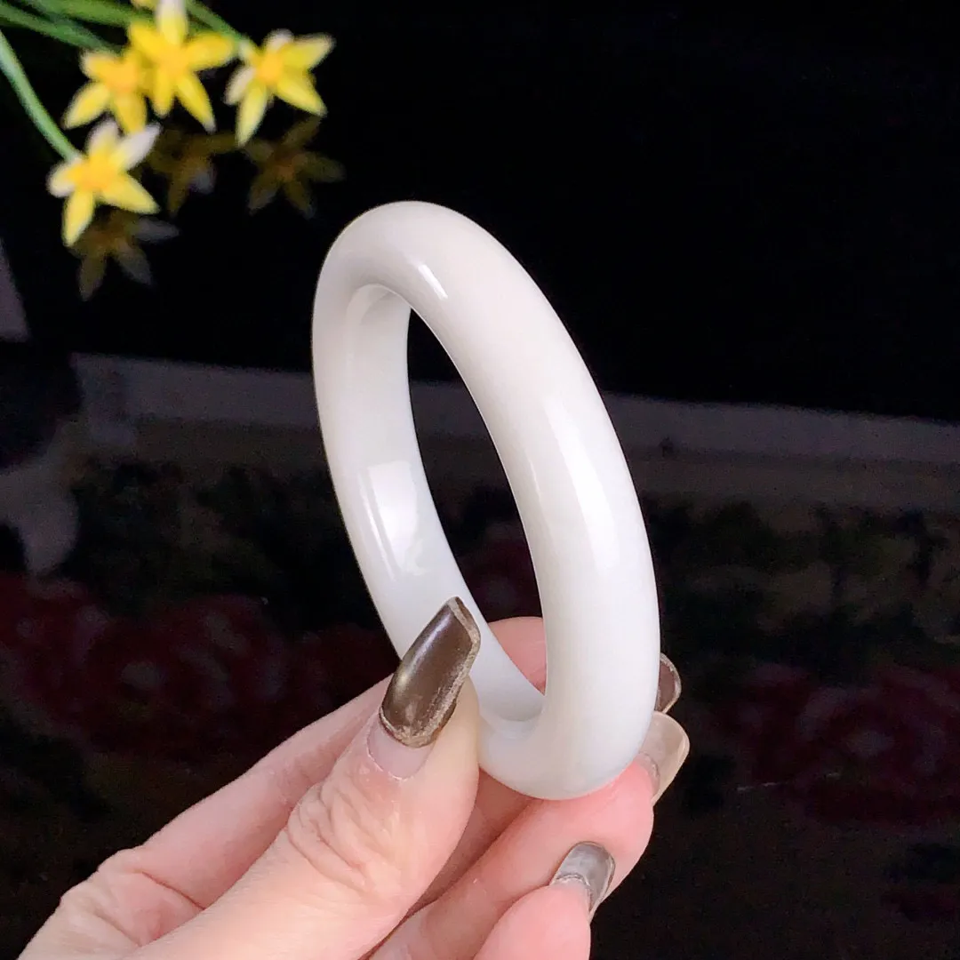 和田玉54.6圈口羊脂白手镯！玉质细腻油润 底色纯净无裂无杂 脂粉好，品质高