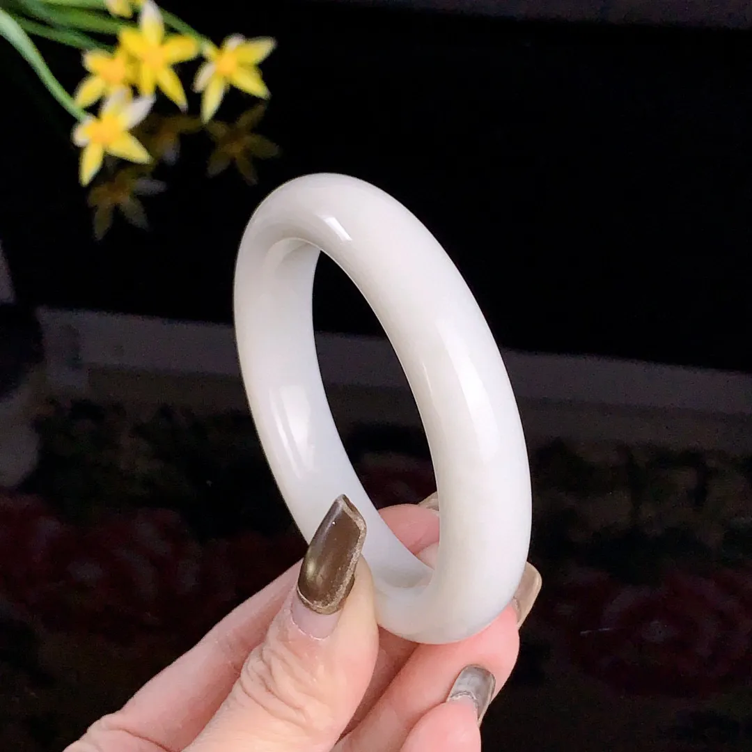 和田玉56.5圈口羊脂白手镯！玉质细腻油润 底色纯净无裂无杂 脂粉好，品质高