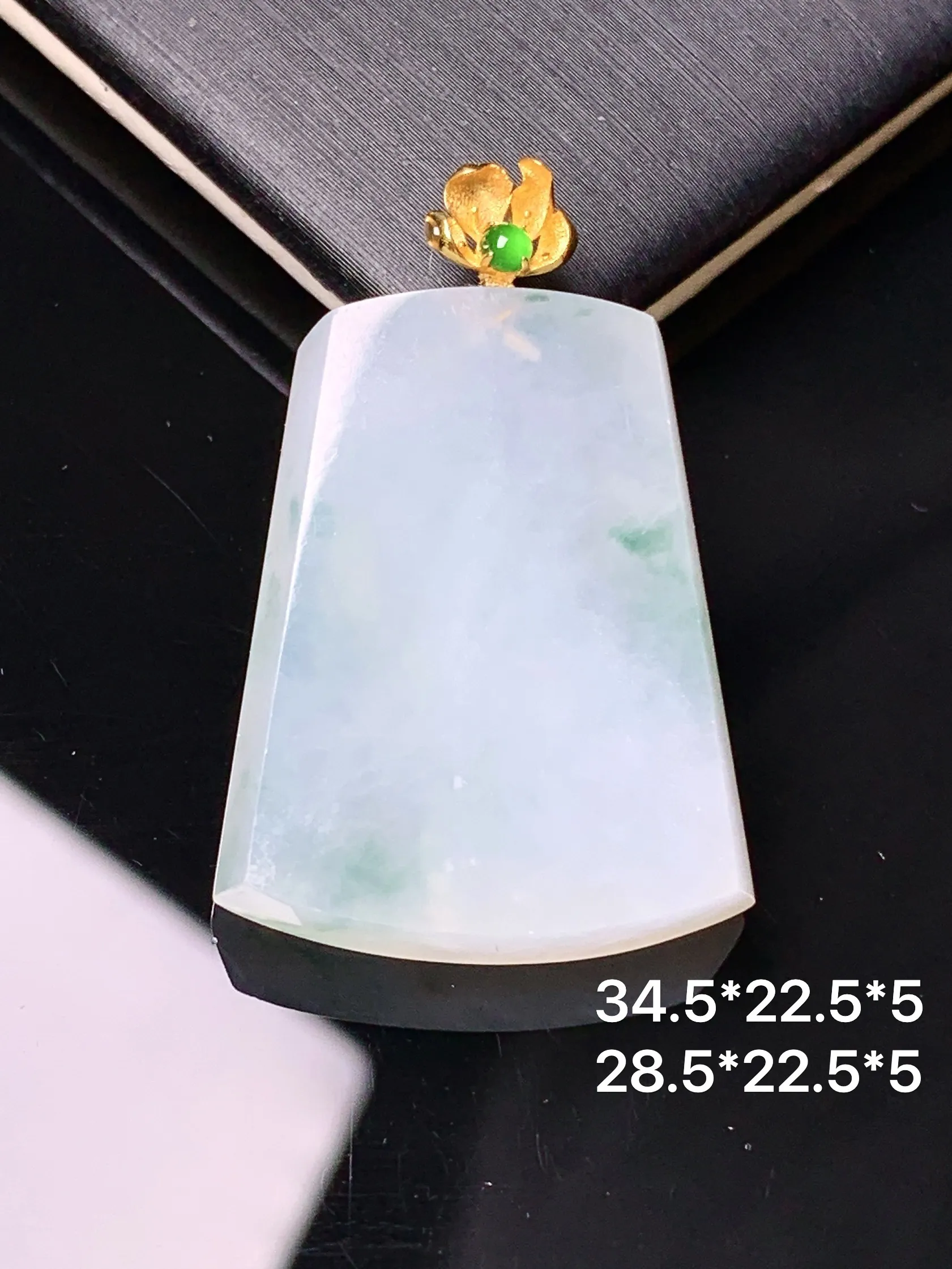 18k金镶嵌飘花无事牌吊坠 玉质细腻 色泽清新艳丽 整体尺寸34.5*22.5*5