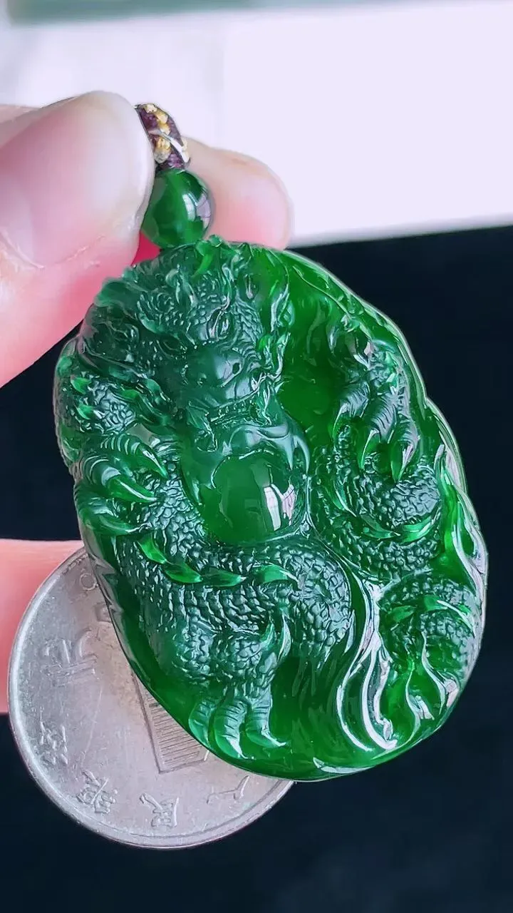 【翡翠名称】老坑种冰满绿龙牌吊坠挂件
【翡翠尺寸】43.2/29.9/9mm
【翡翠描述】宝贝种老水足，玉质细腻，色泽靓丽，性价比高，佩戴效果好！
【其它赠送】权威证书/精美挂绳盒子/支持全国复检