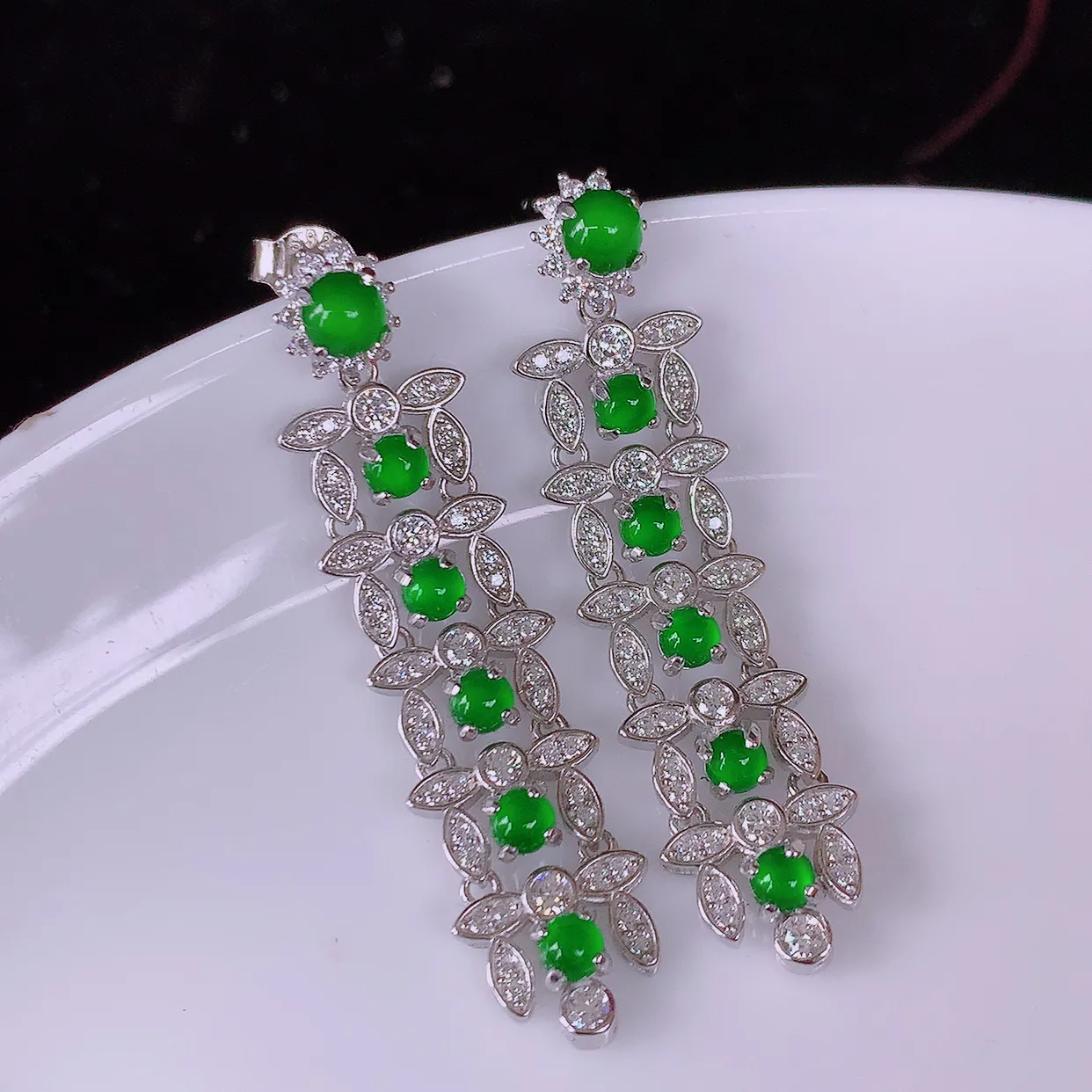 冰透满绿翡翠925银镶嵌耳坠，自然光实拍，翠色灵动，颜色漂亮，种老水足，品相佳，佩戴佳品！#97.19整体40*15.5*9.5裸石2.8*2.8