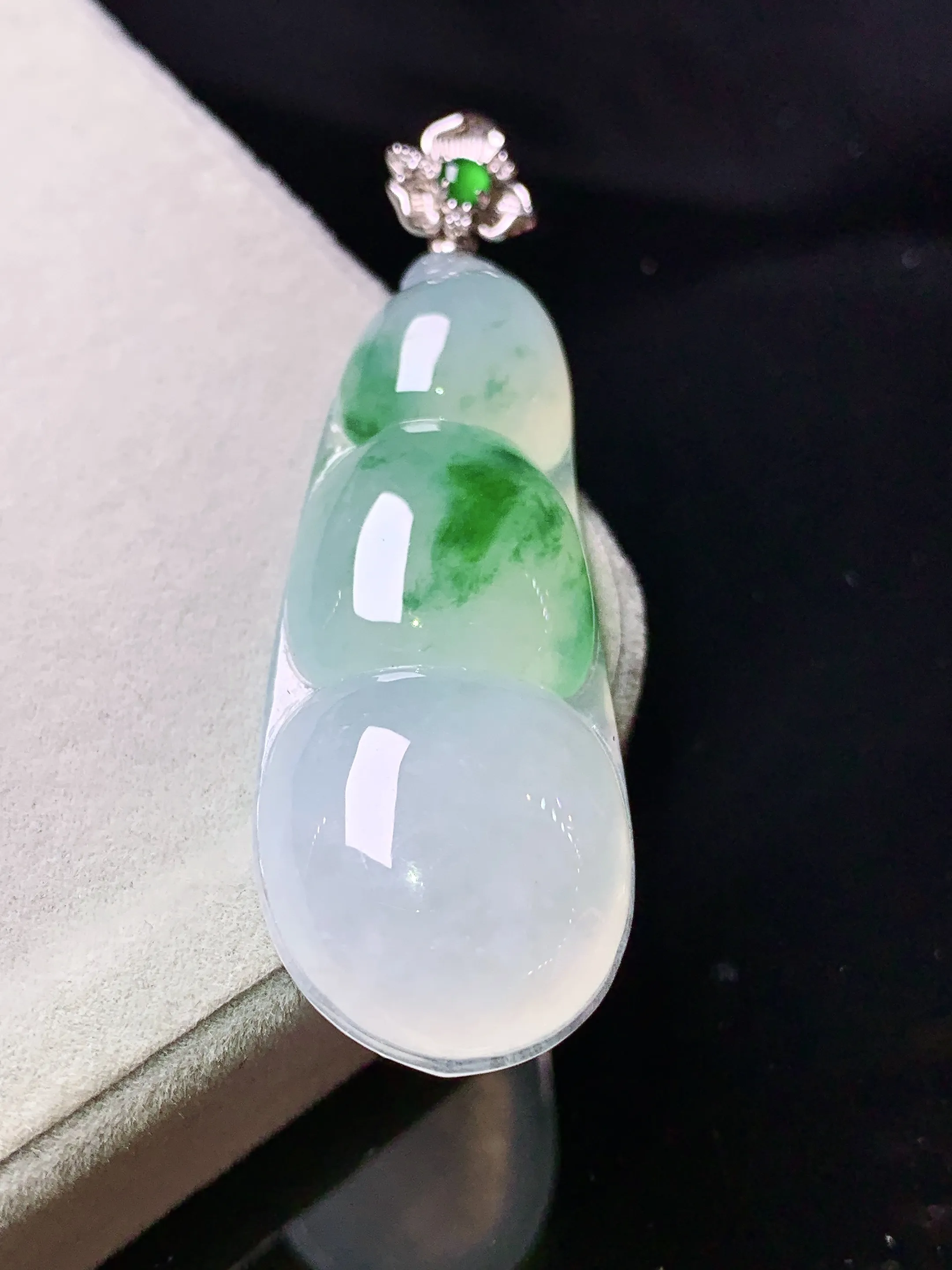 18k金钻镶嵌飘绿四季豆吊坠 玉质细腻 色泽清新艳丽 整体尺寸49*15.8*6.3