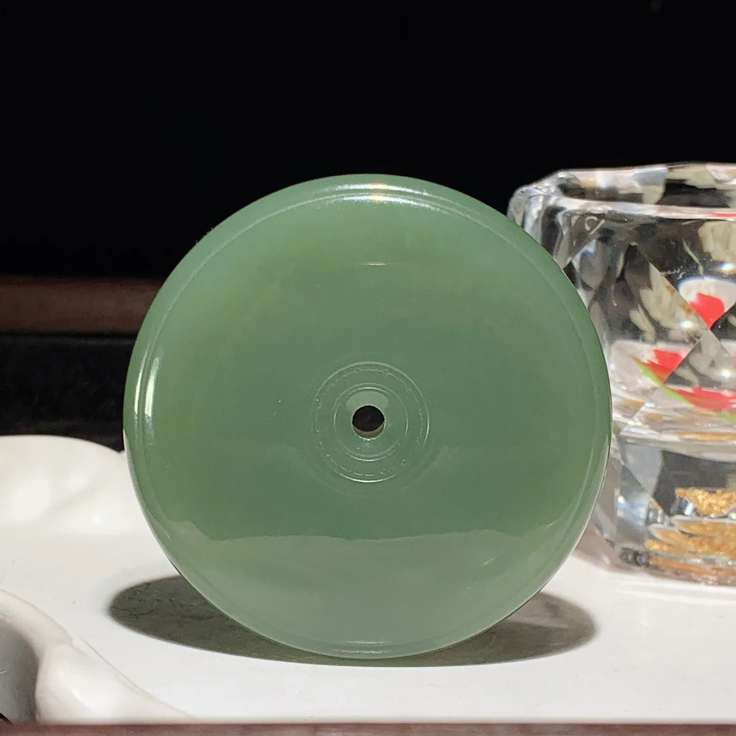 和田玉晴水色平安扣挂件。尺寸53/10mm重63.8克。玉质细腻油润。手推出油。品相大气 lt260119