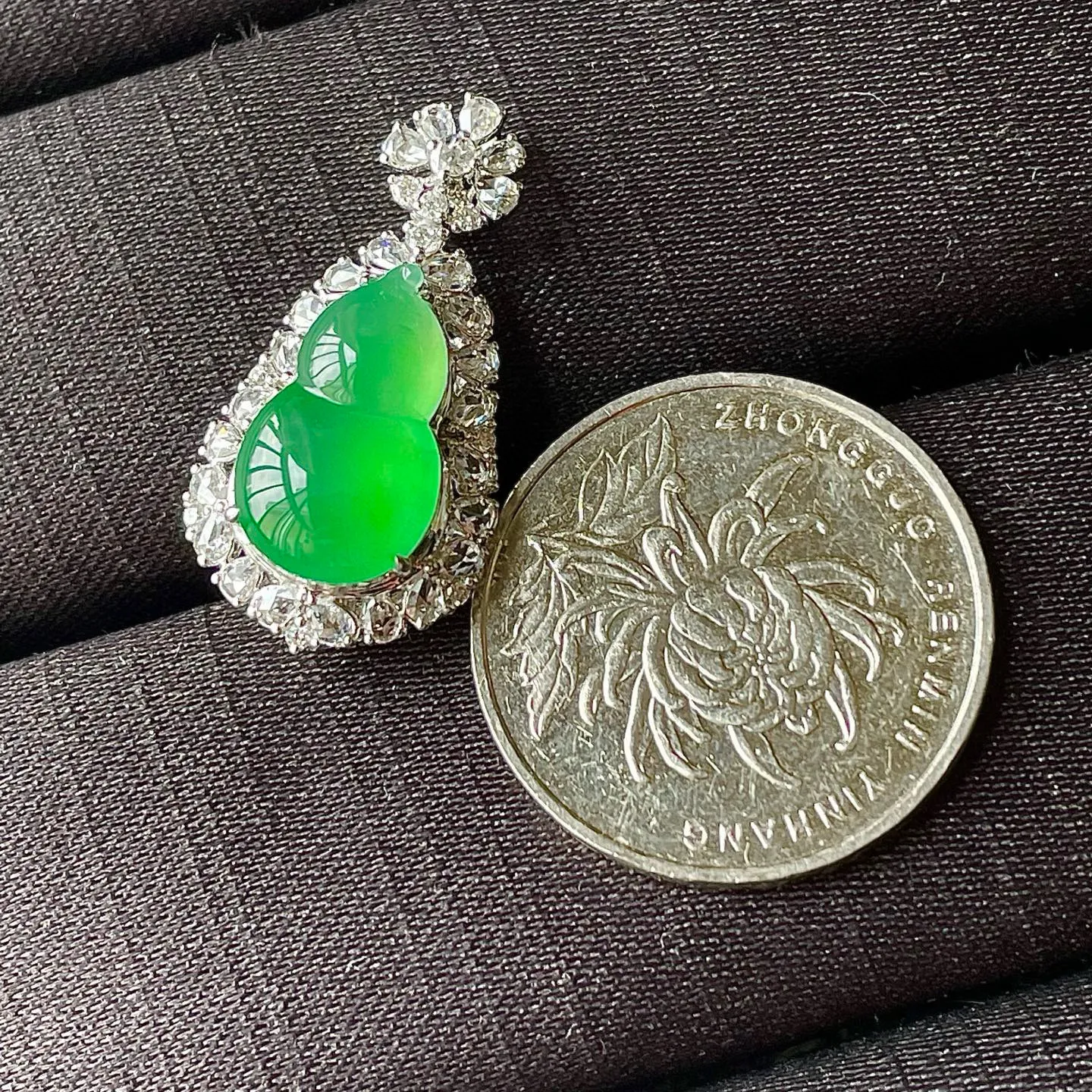 缅料高冰阳绿葫芦吊坠，18k金镶嵌，饱满水润，无裂，。  裸石尺寸15.8/9.6/6.5--29/15/11.7
