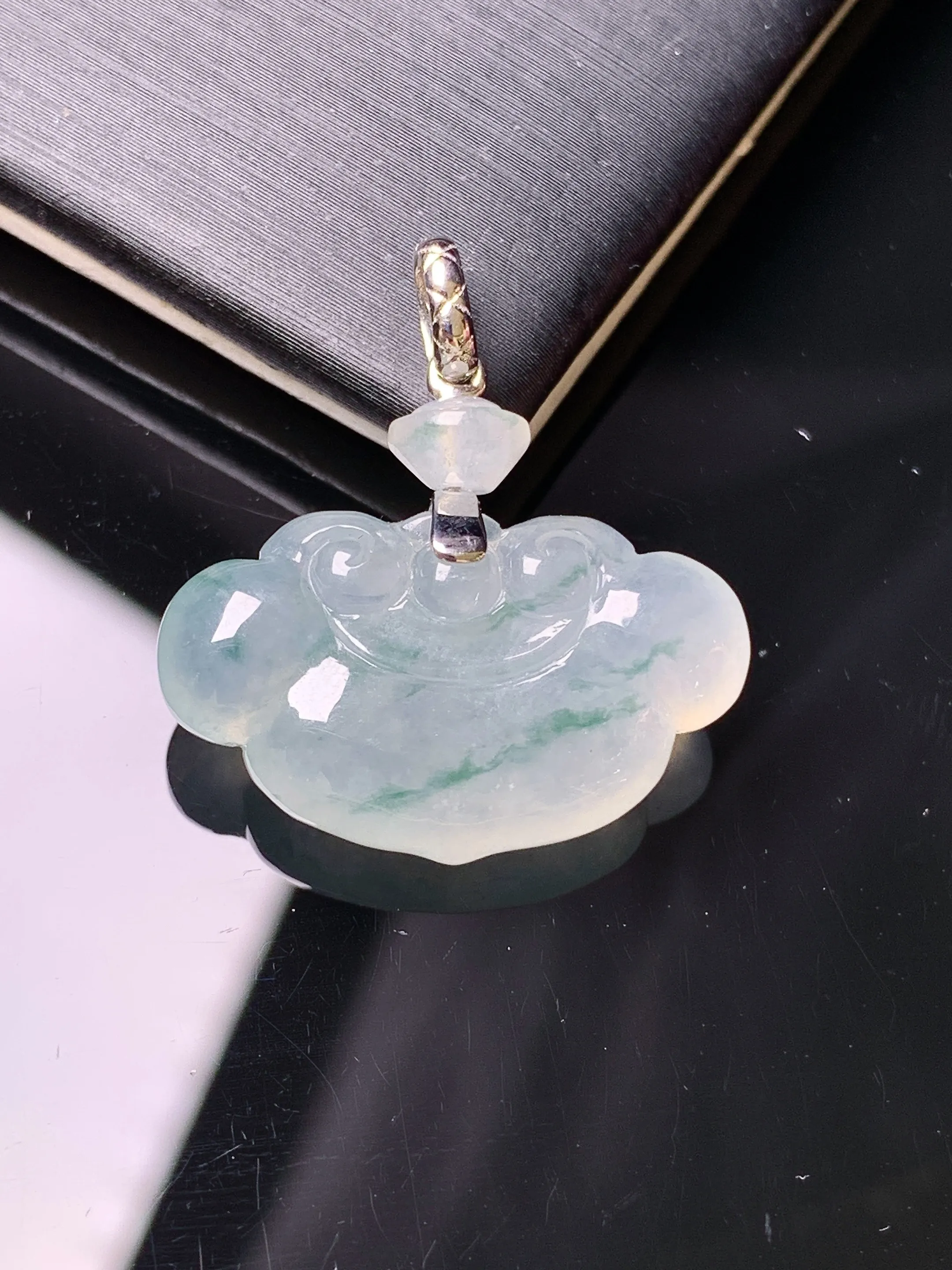 18k金镶嵌冰种如意吊坠 玉质细腻 色泽清新艳丽 整体尺寸25.2*23.5*6.5