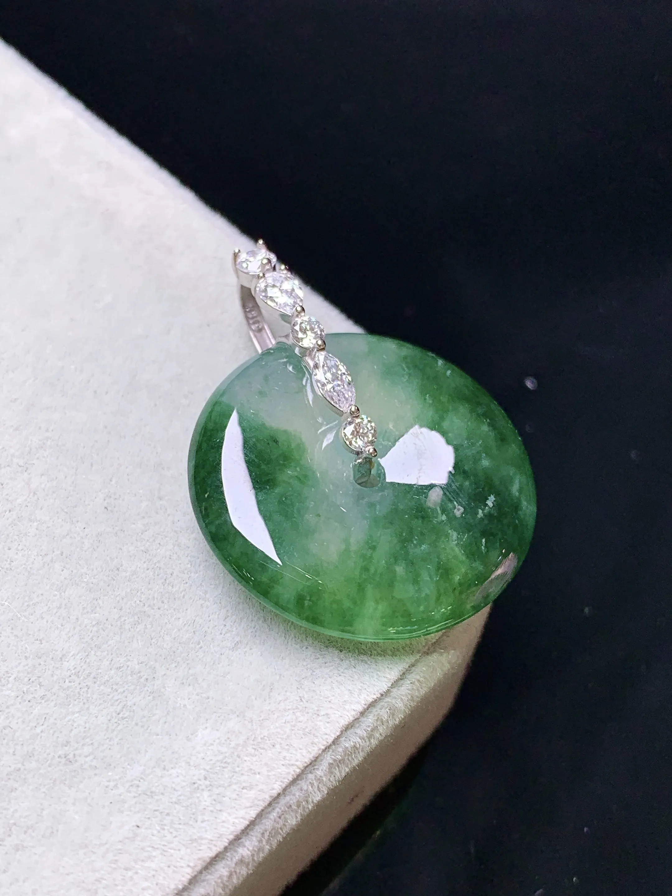 18k金钻镶嵌飘绿平安扣吊坠 玉质细腻 色泽清新艳丽 整体尺寸25.6*20*4