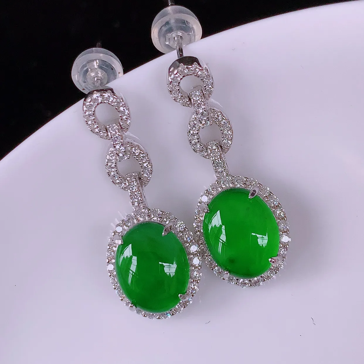 冰透满绿翡翠925银镶嵌耳坠，自然光实拍，翠色灵动，颜色漂亮，种老水足，品相佳，佩戴佳品！#97.19整体26*10.5*5.6裸石10*8