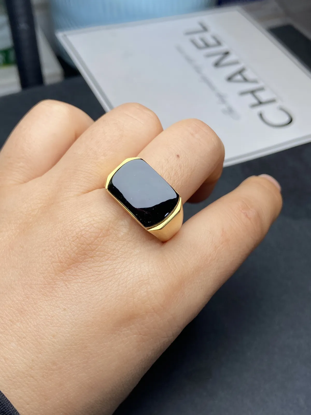 【墨翠戒指】
18k黄金镶嵌 黑度好 灯打通透  品相饱满大气 尺寸16.9