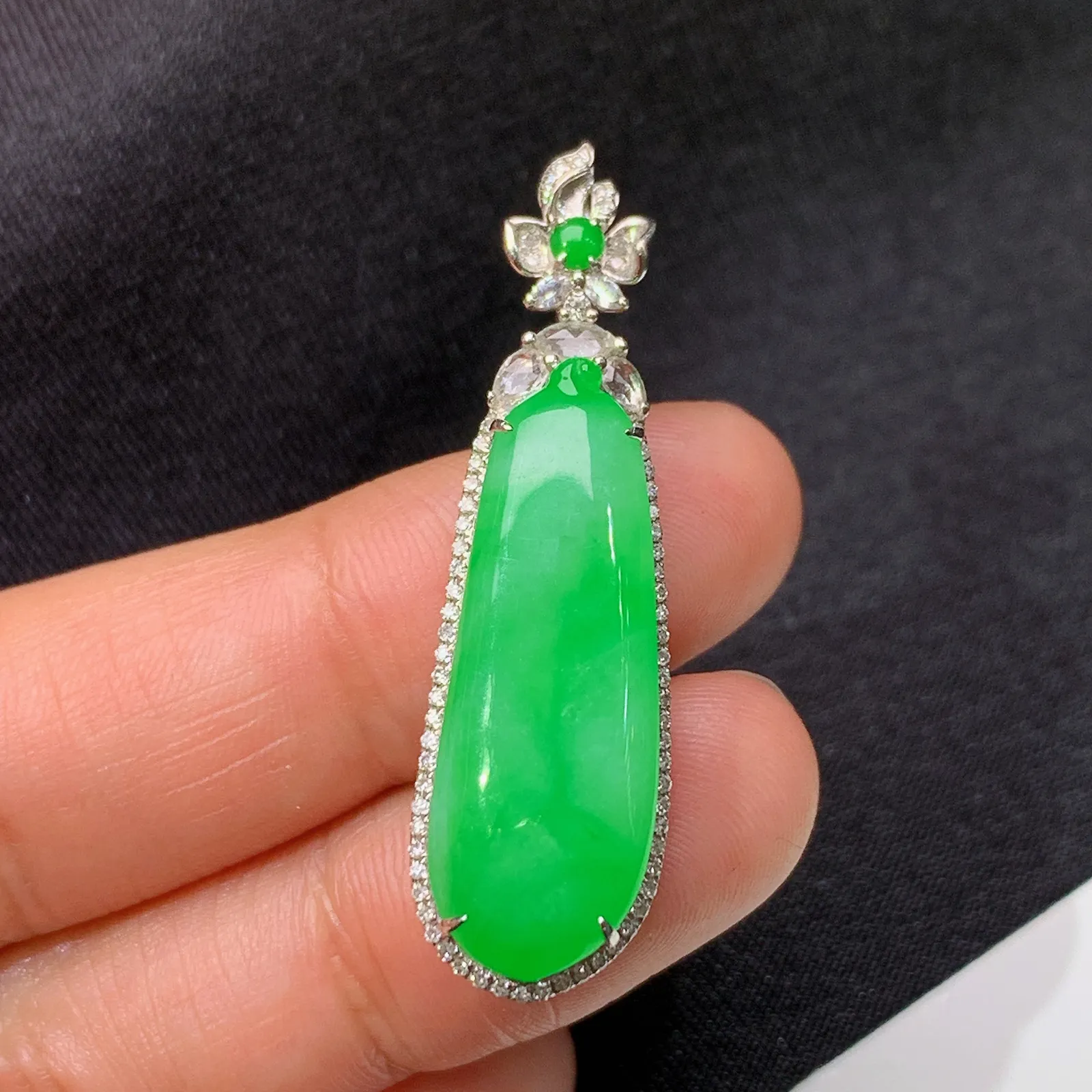 阳绿福瓜吊坠，18k金镶嵌，冰润色阳，玉质细腻，种水足，Ysl 尺寸38.4*11.5*7.8