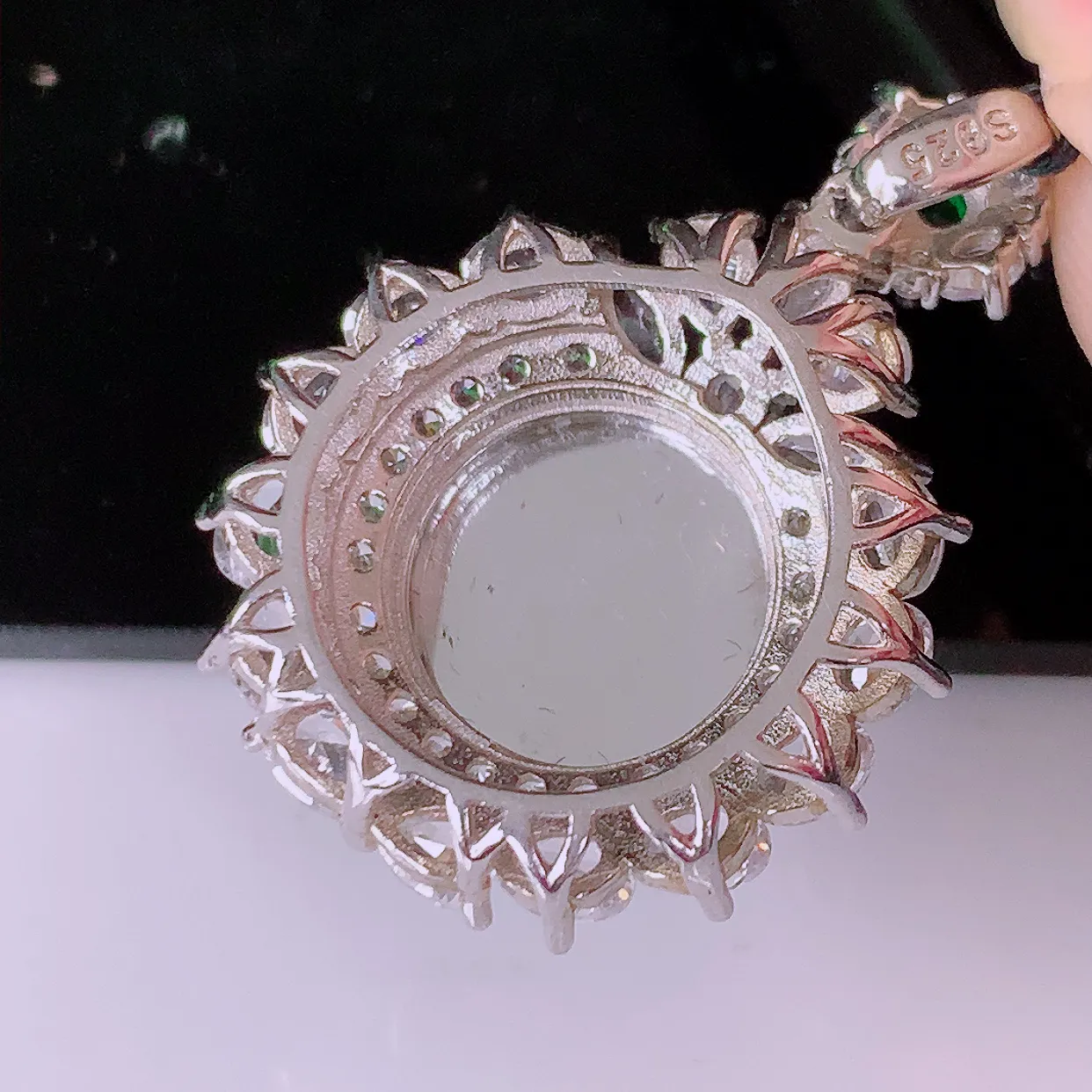 冰透满绿翡翠925银镶嵌平安扣吊坠，自然光实拍，翠色灵动，颜色漂亮，种老水足，品相佳，佩戴佳品！#97.19整体32*24.5*10裸石13-13