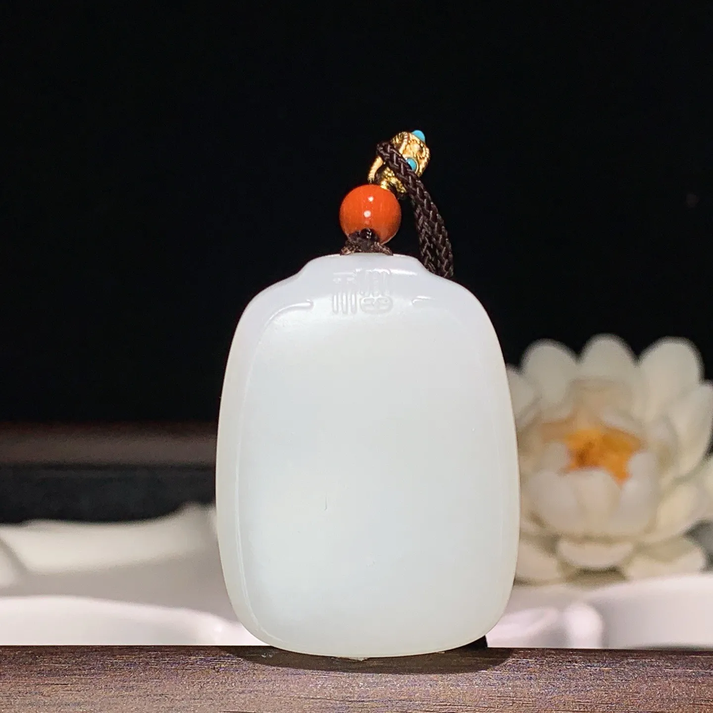 新疆和田玉羊脂白平安无事牌挂件。 尺寸41/31/9mm重28.5克。玉质细腻油润。手推出油。品相大