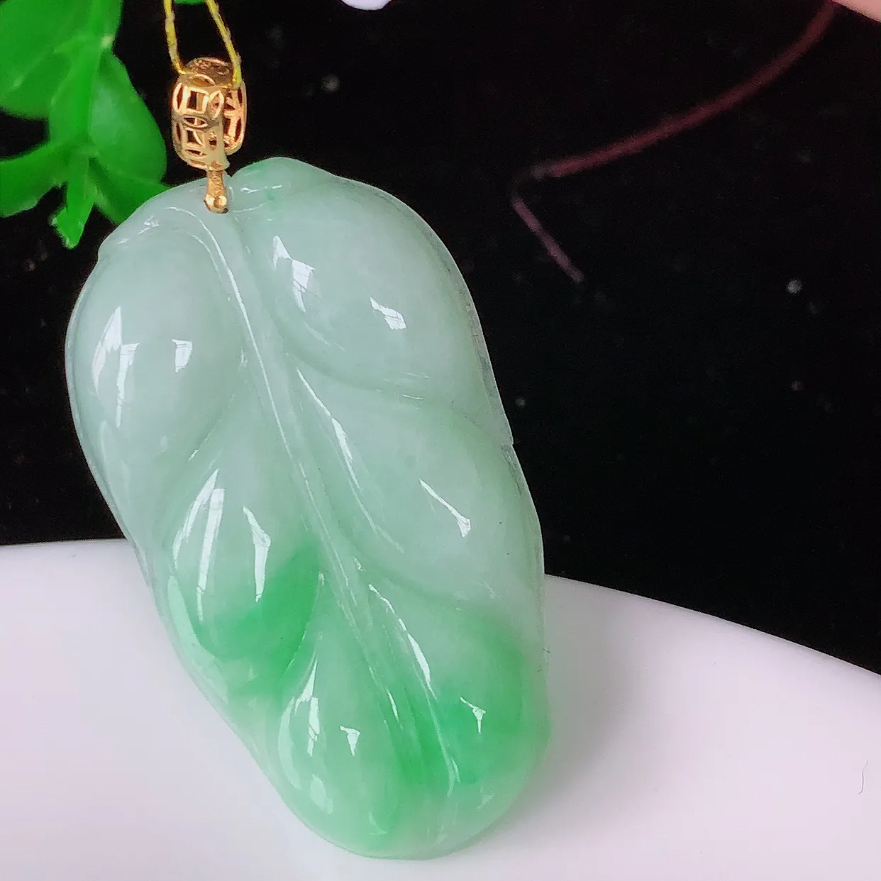 18K金镶嵌冰飘绿翡翠叶子吊坠 ，种水足，色泽清新，工艺精湛，叶子寓意美好；金枝玉叶，事业有成。#35.19
