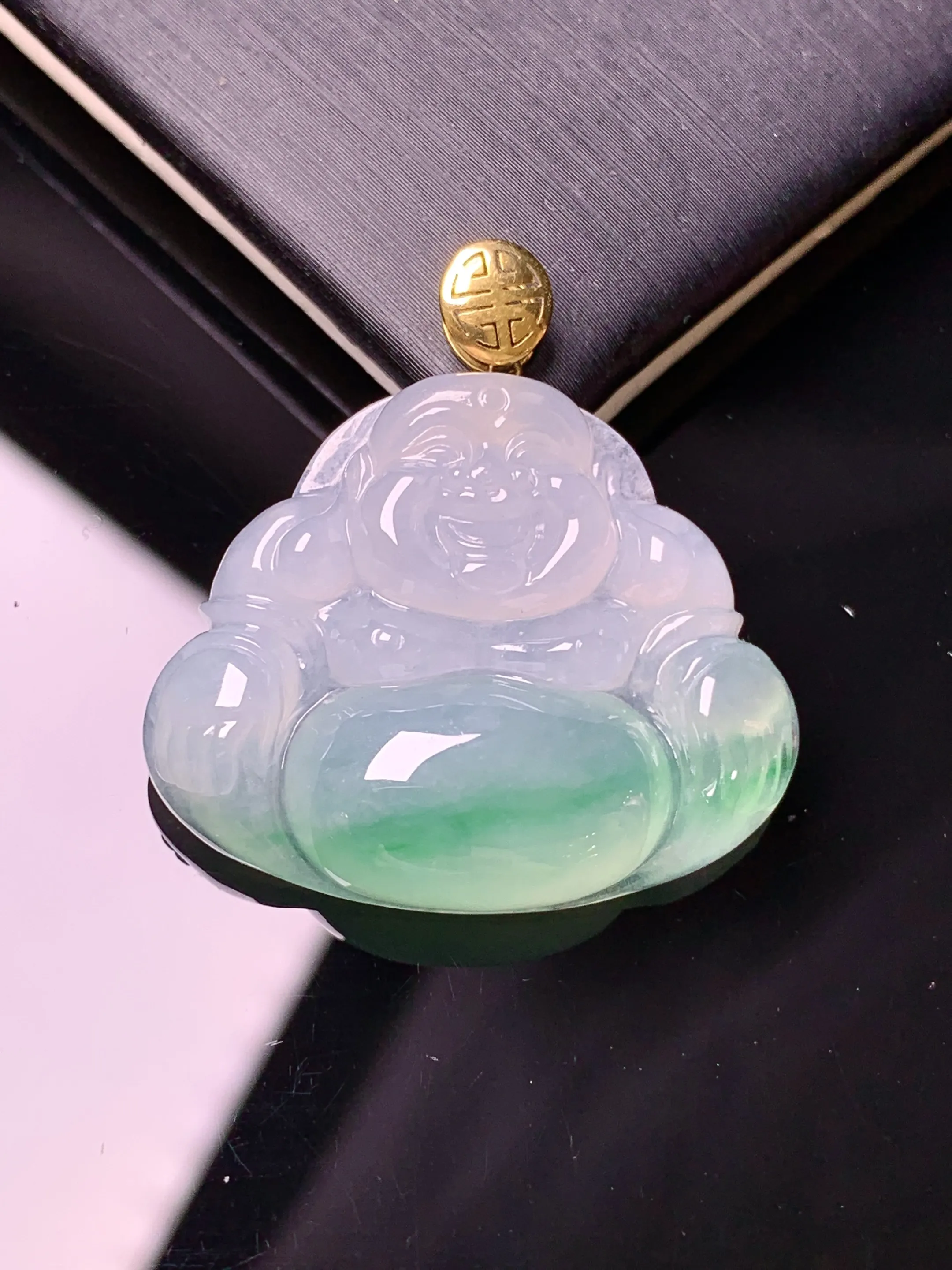 18k金镶嵌飘绿佛公吊坠 玉质细腻 色泽清新艳丽 整体尺寸30.2*29.2*6.6