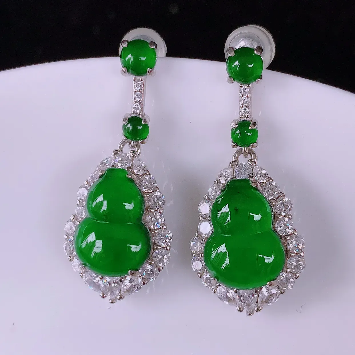 冰透满绿翡翠925银镶嵌葫芦耳坠，自然光实拍，翠色灵动，颜色漂亮，种老水足，品相佳，佩戴佳品！#97.19整体28.5*12.8*6.8裸石11.5*8.5