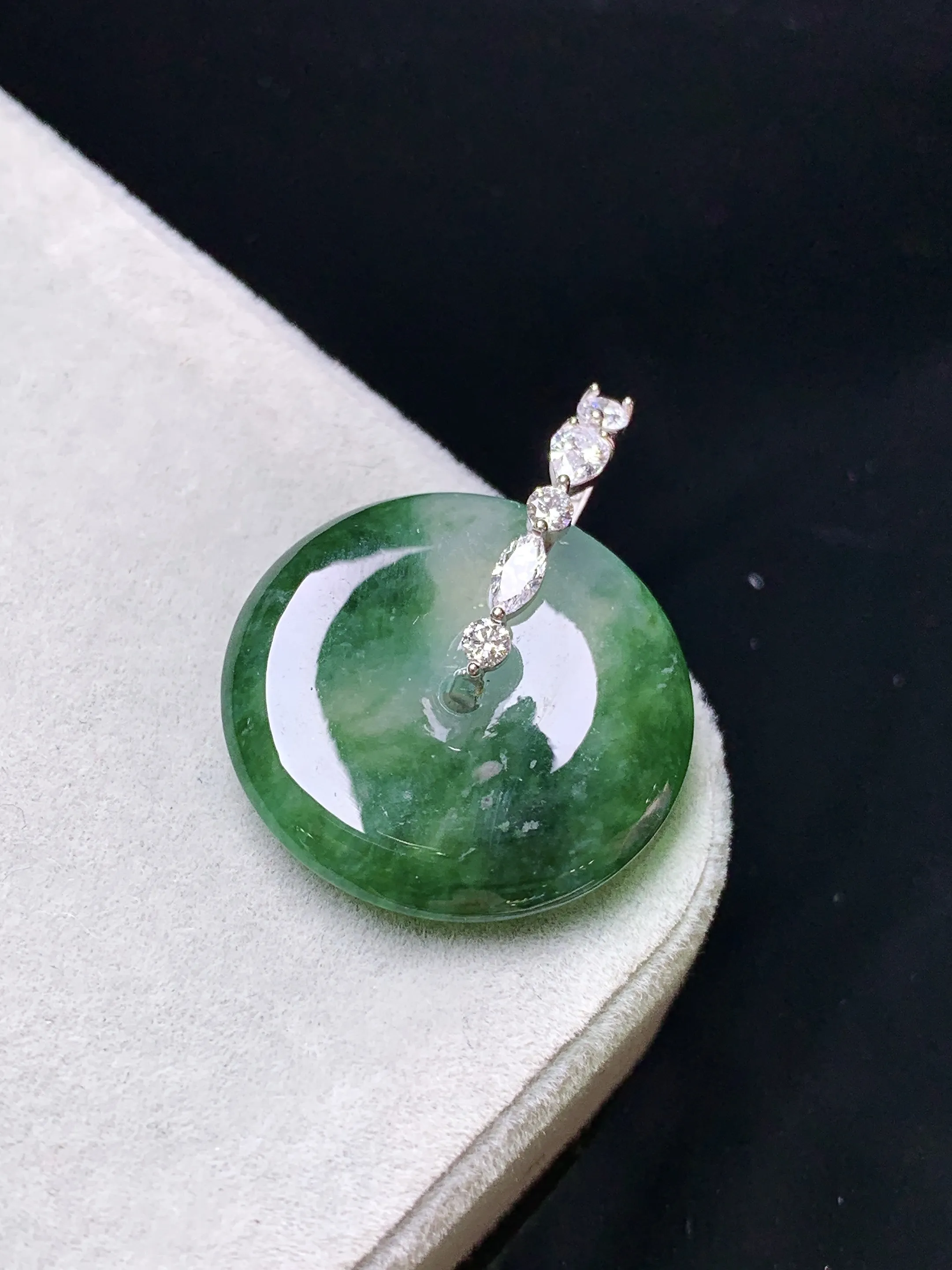 18k金钻镶嵌飘绿平安扣吊坠 玉质细腻 色泽清新艳丽 整体尺寸25.6*20*4