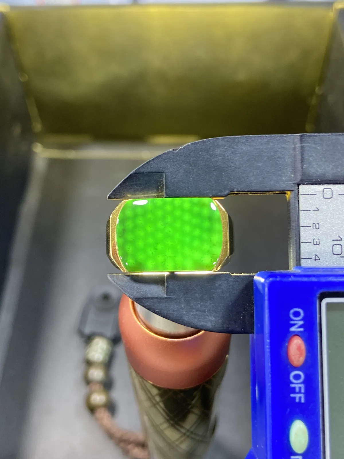 【墨翠戒指】
18k黄金镶嵌 黑度好 灯打通透  品相饱满大气 尺寸16.9