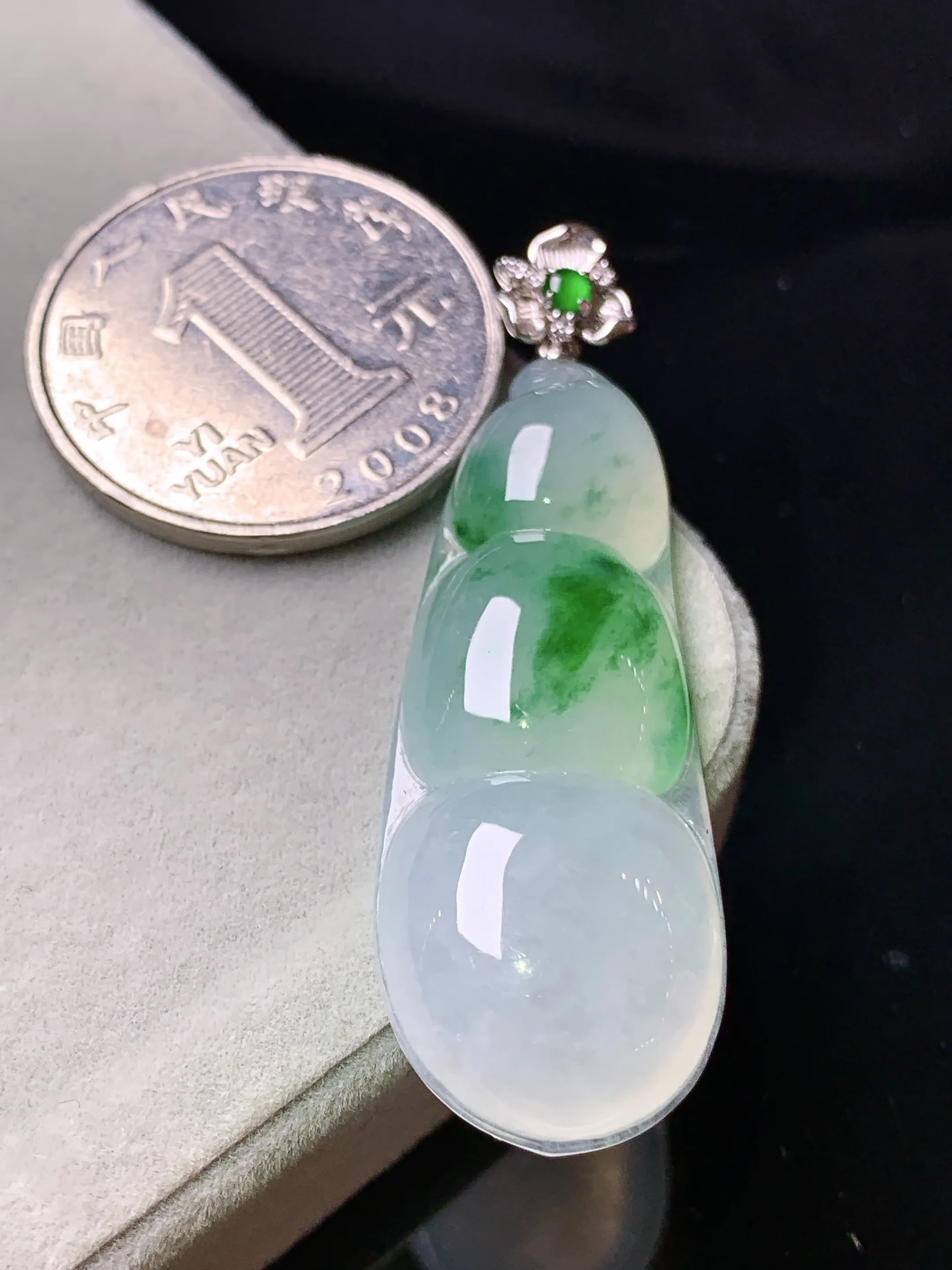 18k金钻镶嵌飘绿四季豆吊坠 玉质细腻 色泽清新艳丽 整体尺寸49*15.8*6.3