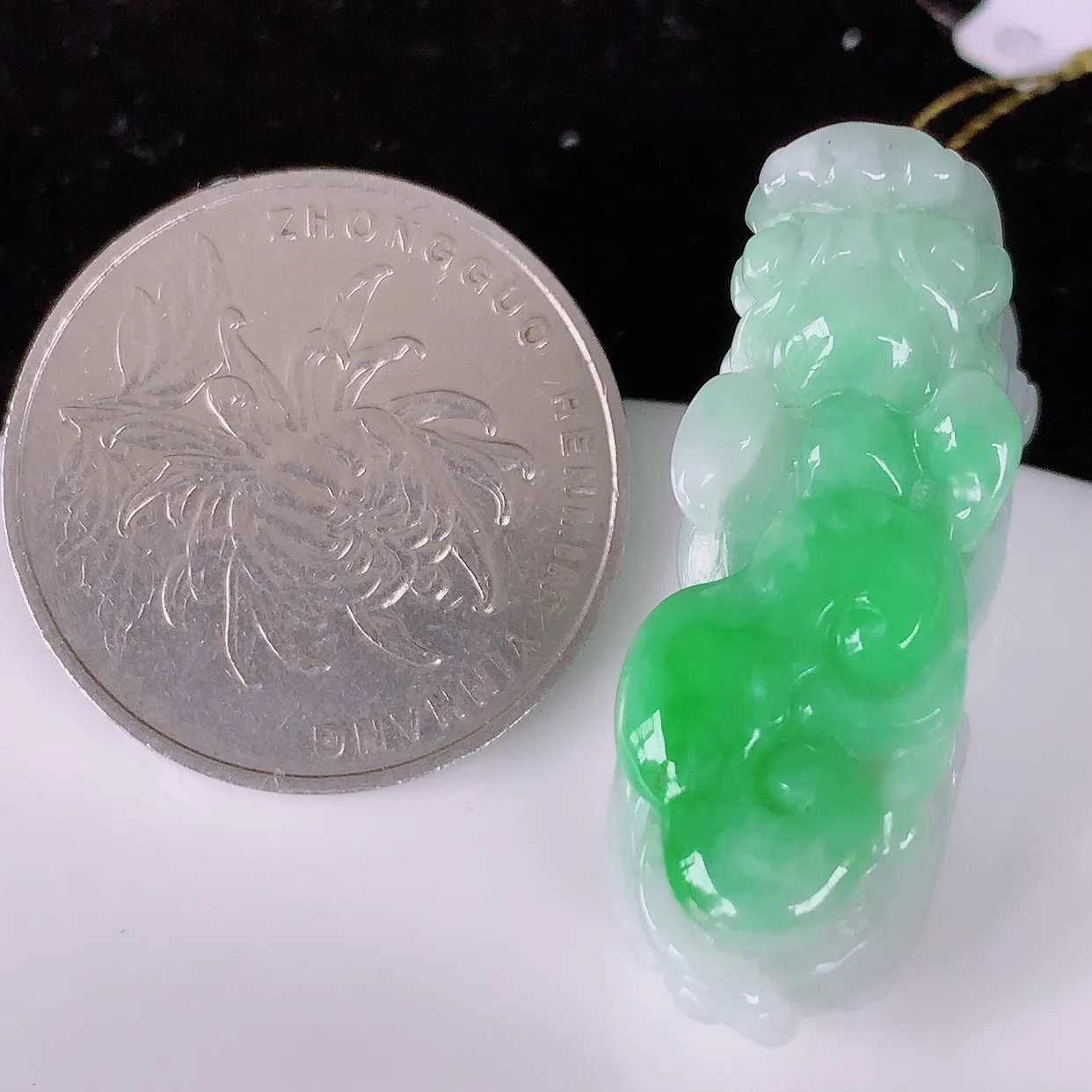 自然光实拍，冰润飘绿翡翠招财貔貅吊坠，民间有“一摸貔貅运程旺盛，再摸貔貅财运滚滚，三摸貔貅平步青云 ”的美好祝愿。#35.19