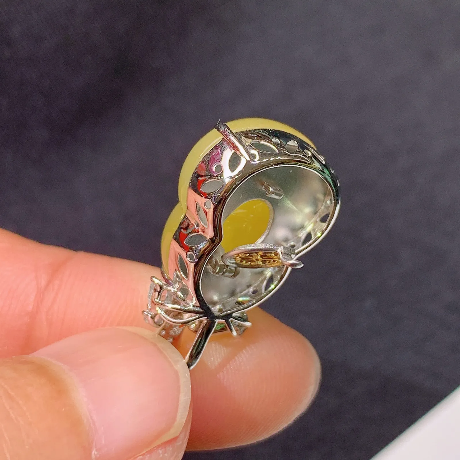 黄翡葫芦吊坠，18k金镶嵌，色泽鲜艳，水色超佳 Ych 尺寸21.1*12.5*8