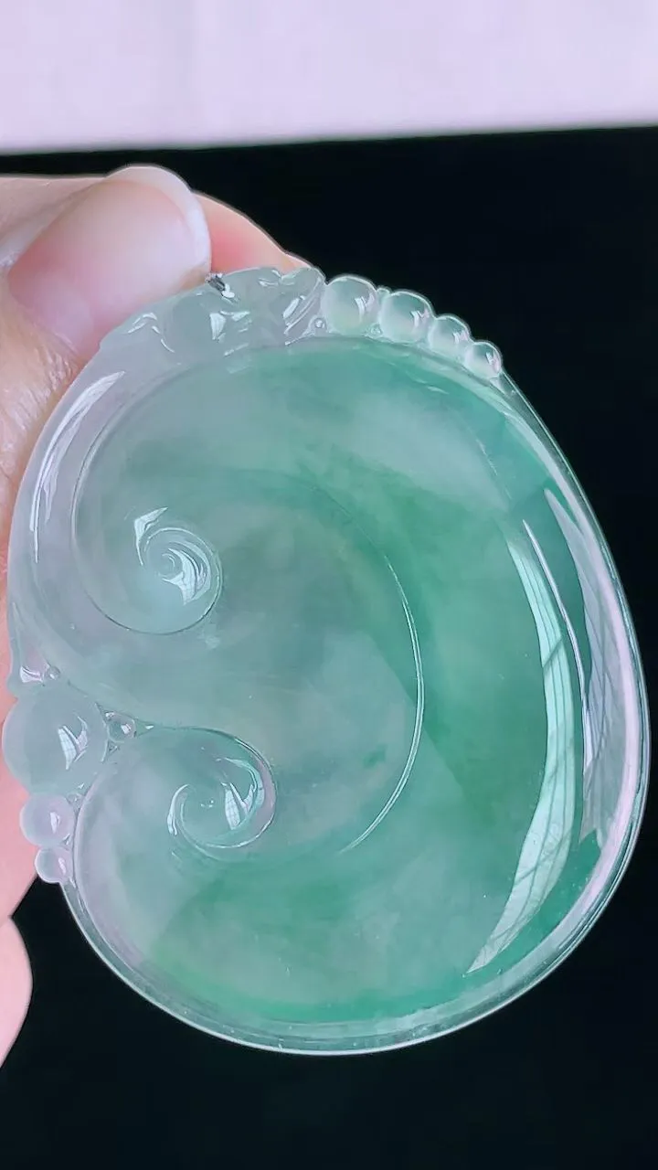 【翡翠名称】老坑种冰飘花如意吊坠挂件
【翡翠尺寸】53.6/43.7/5.6mm
【翡翠描述】宝贝种老水足，玉质细腻，色泽靓丽，性价比高，佩戴效果好！
【其它赠送】权威证书/精美挂绳盒子/支持全国复检