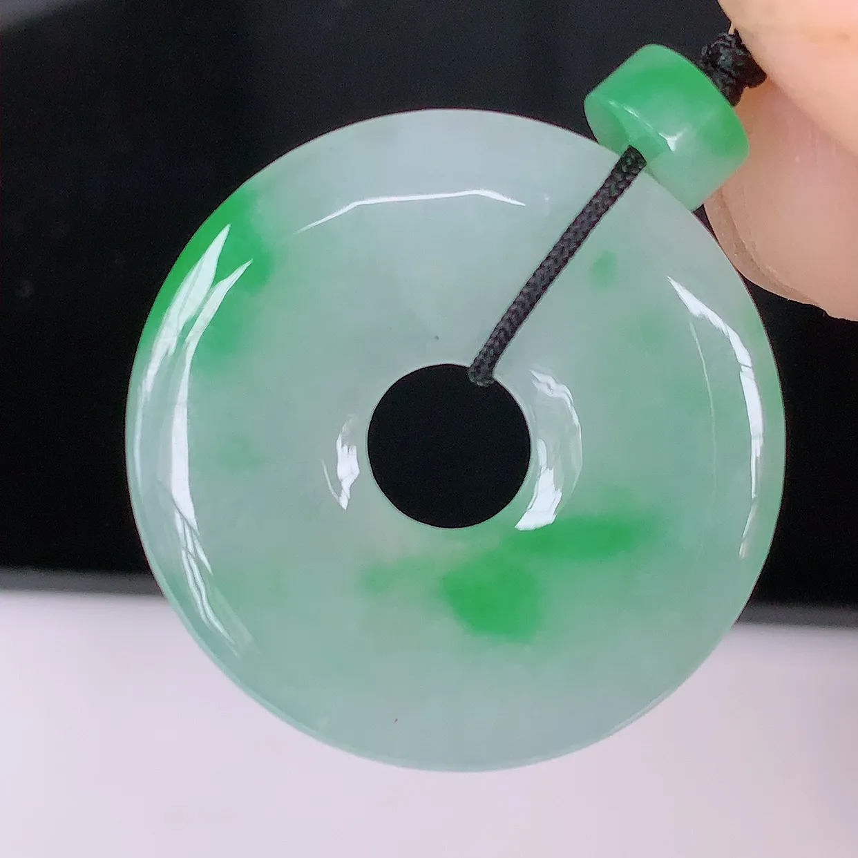 自然光实拍，冰飘绿翡翠平安扣吊坠，冰透，灵动飘逸，寓意平平安安，平安扣佩戴端庄漂亮！#41.19