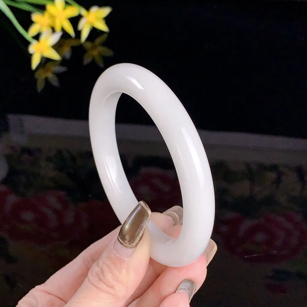 和田玉60圈口羊脂白手镯！玉质细腻油润 底色纯净无裂无杂 脂粉好，品质高
