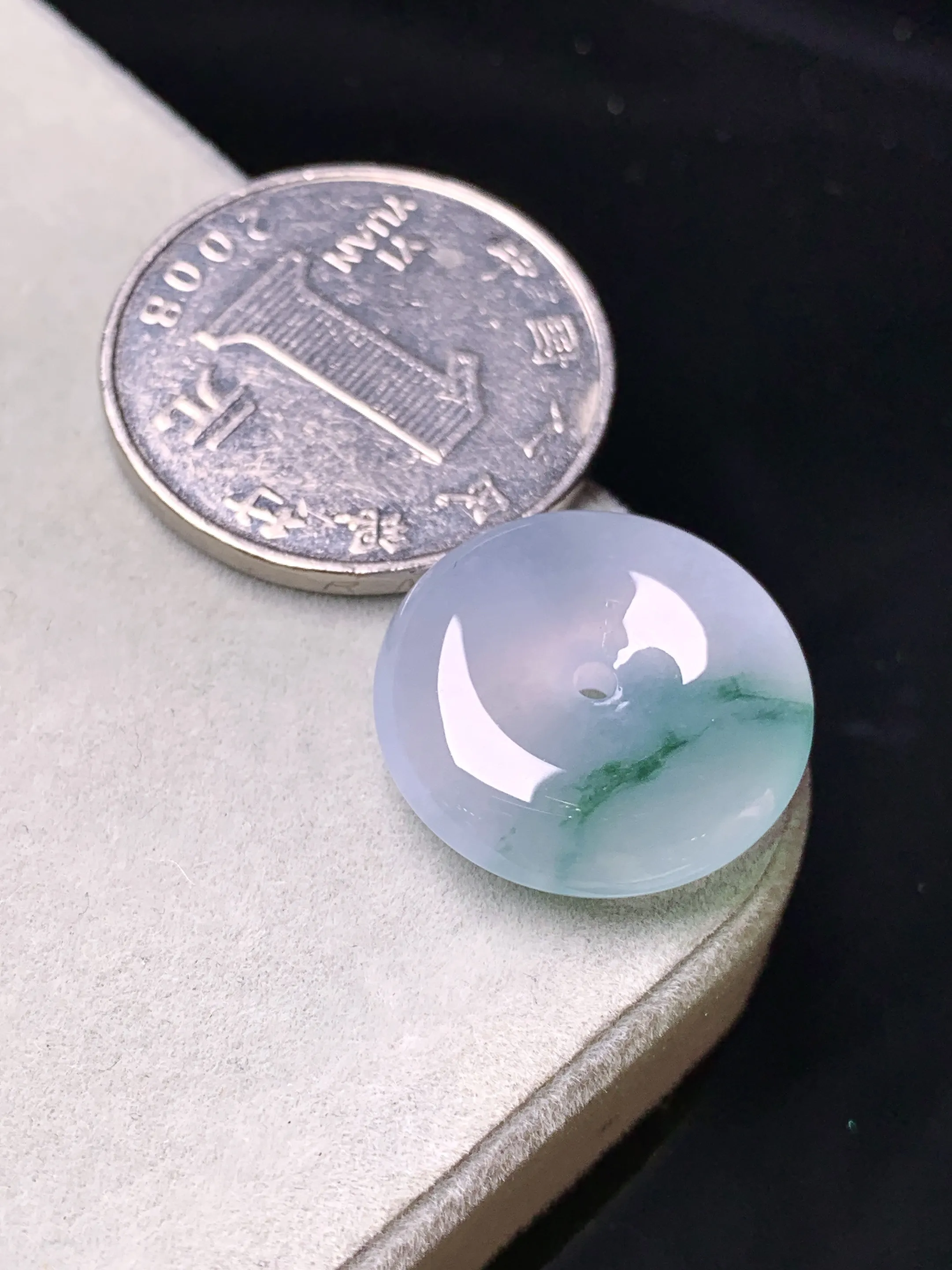 飘绿平安扣吊坠 玉质细腻 色泽清新艳丽 整体尺寸19.3*5.8