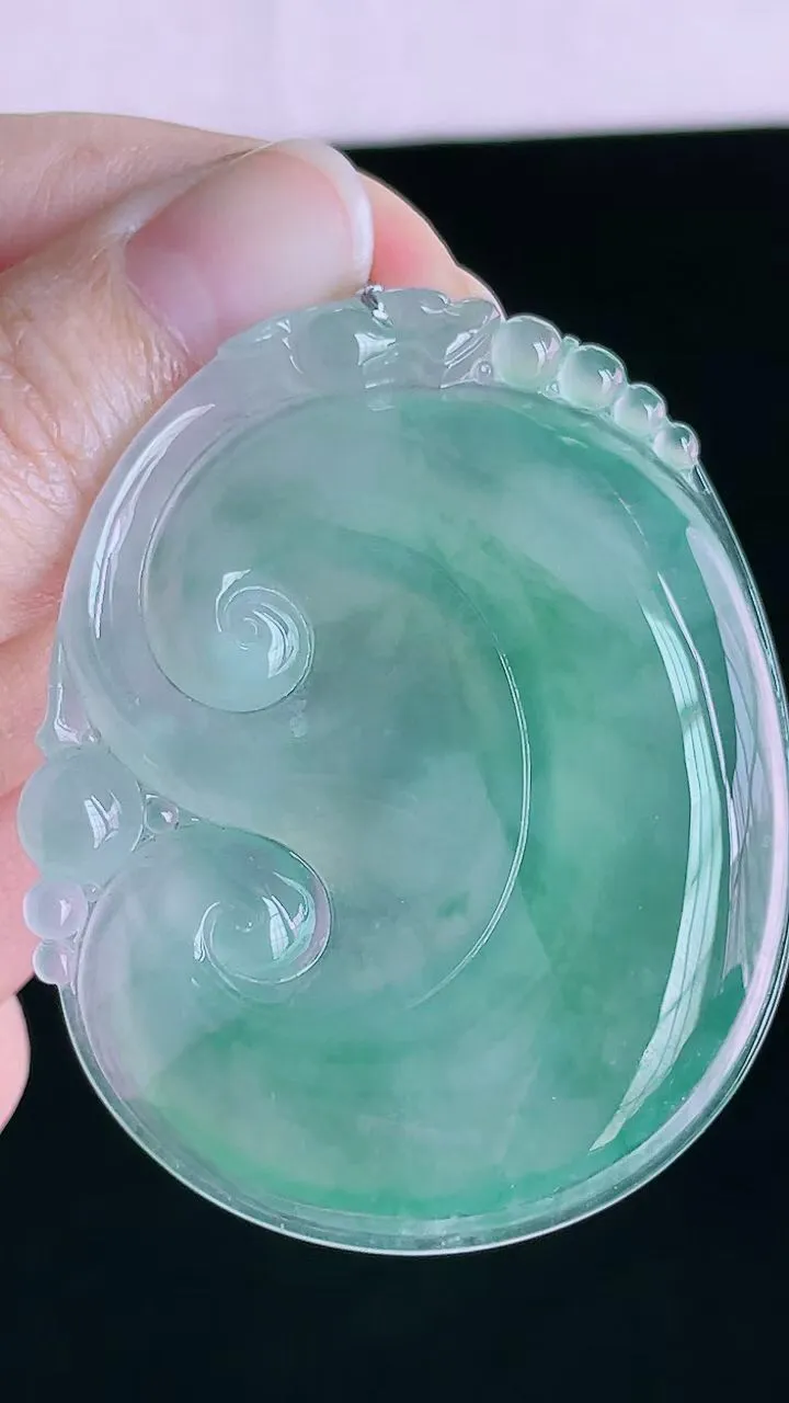 【翡翠名称】老坑种冰飘花如意吊坠挂件
【翡翠尺寸】53.6/43.7/5.6mm
【翡翠描述】宝贝种