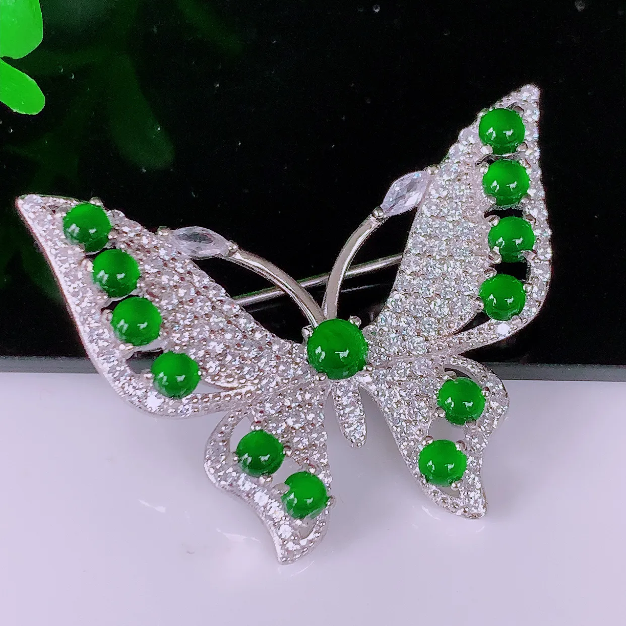冰透满绿翡翠925银镶嵌蝴蝶胸针，自然光实拍，翠色灵动，颜色漂亮，种老水足，品相佳，佩戴佳品！#97.19整体25*35*8.8取一裸石3.6*3.6