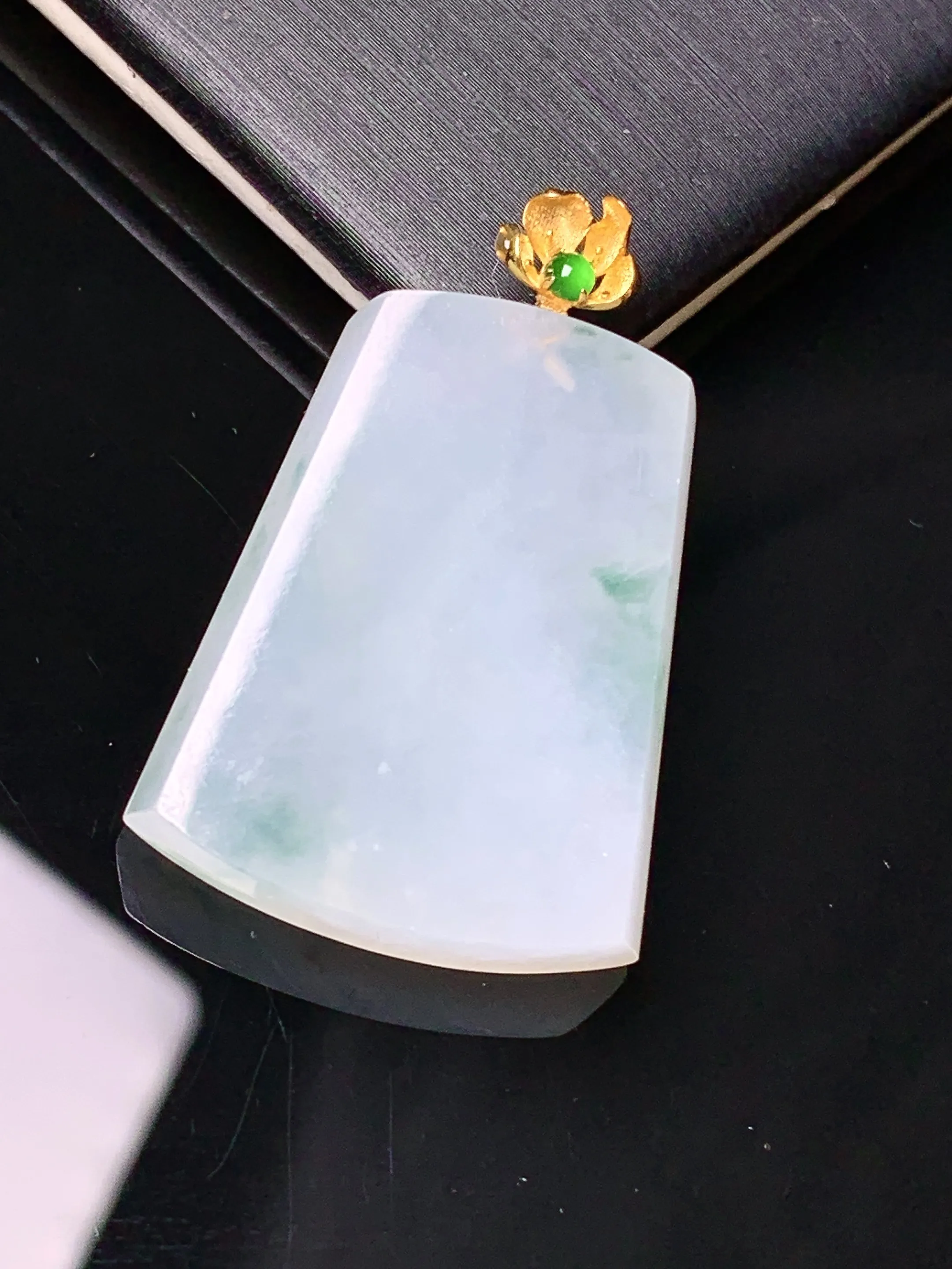 18k金镶嵌飘花无事牌吊坠 玉质细腻 色泽清新艳丽 整体尺寸34.5*22.5*5