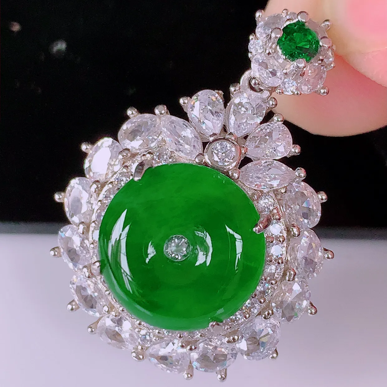 冰透满绿翡翠925银镶嵌平安扣吊坠，自然光实拍，翠色灵动，颜色漂亮，种老水足，品相佳，佩戴佳品！#97.19整体32*24.5*10裸石13-13