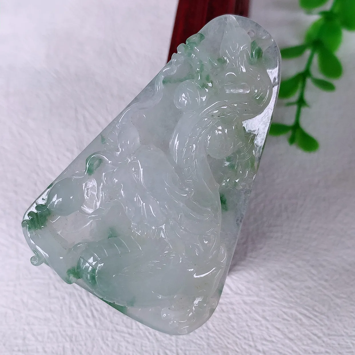 自然光实拍，精雕冰飘花翡翠龙牌吊坠，龙行天下，雕工立体精湛，翡翠龙牌，种老水足，配戴霸气时尚，值得收藏!#46.19