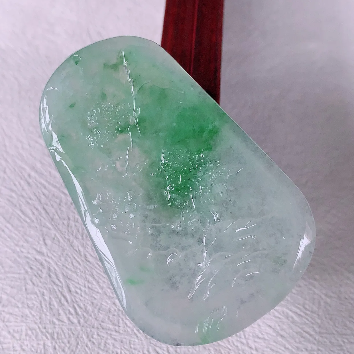 自然光实拍，冰种飘绿翡翠山水牌吊坠，寓意“常青、背靠大山、水（财）长流、平安之意”生机盎然的翠意，一眼既心醉，雕工精致，佩戴效果优雅迷人！#42.19