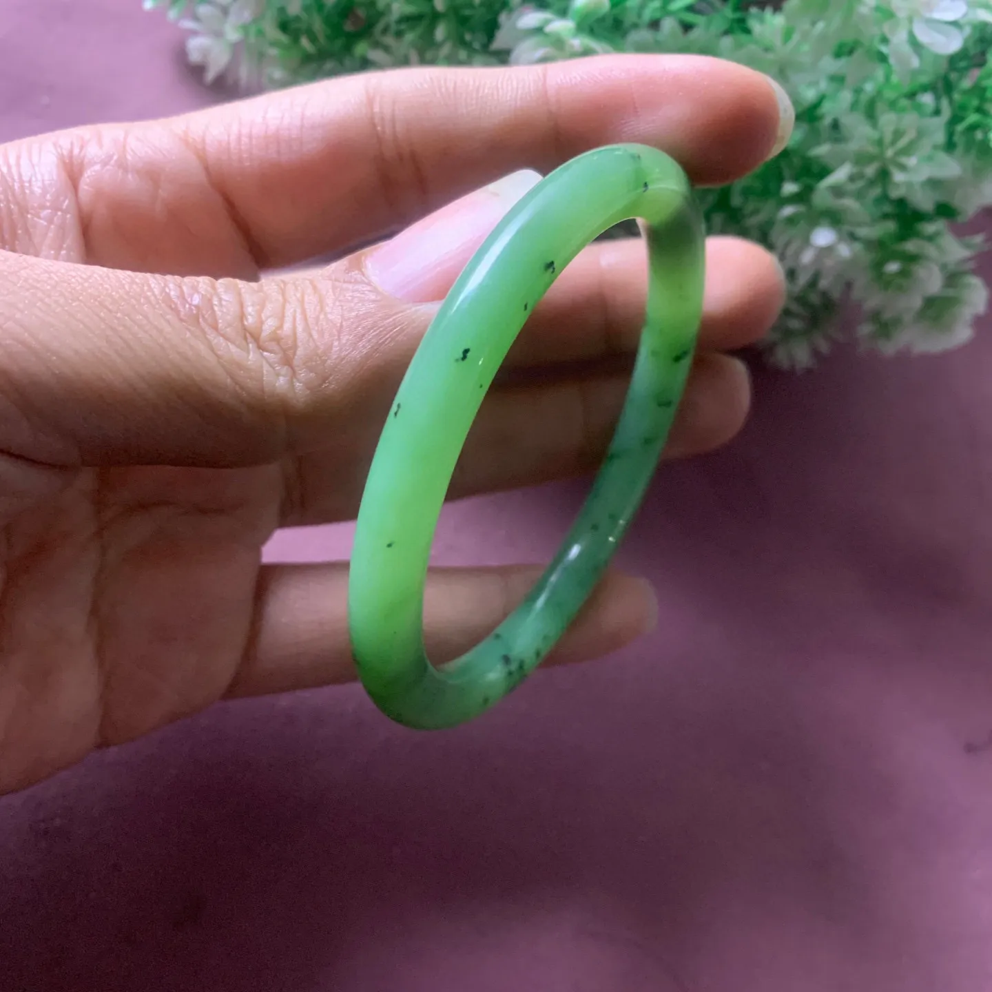 58.6圈口和田玉碧玉乌兰海苹果绿手镯【挽间柔情】，和田玉58.6圈口苹果绿手镯，镯型古朴典雅。在诗情画意的雨巷相遇，你是我腕间的一抹风情，有你眸有深情.清风荡漾湖间静水，我愿俯身低眉，在烟波涟漪处寻