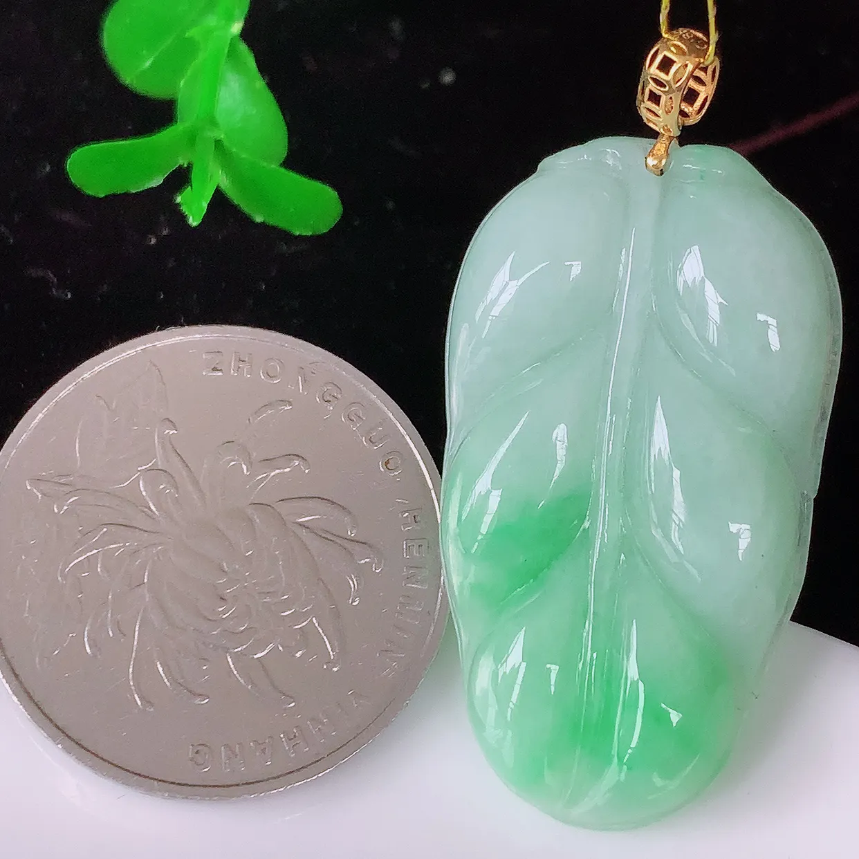 18K金镶嵌冰飘绿翡翠叶子吊坠 ，种水足，色泽清新，工艺精湛，叶子寓意美好；金枝玉叶，事业有成。#35.19
