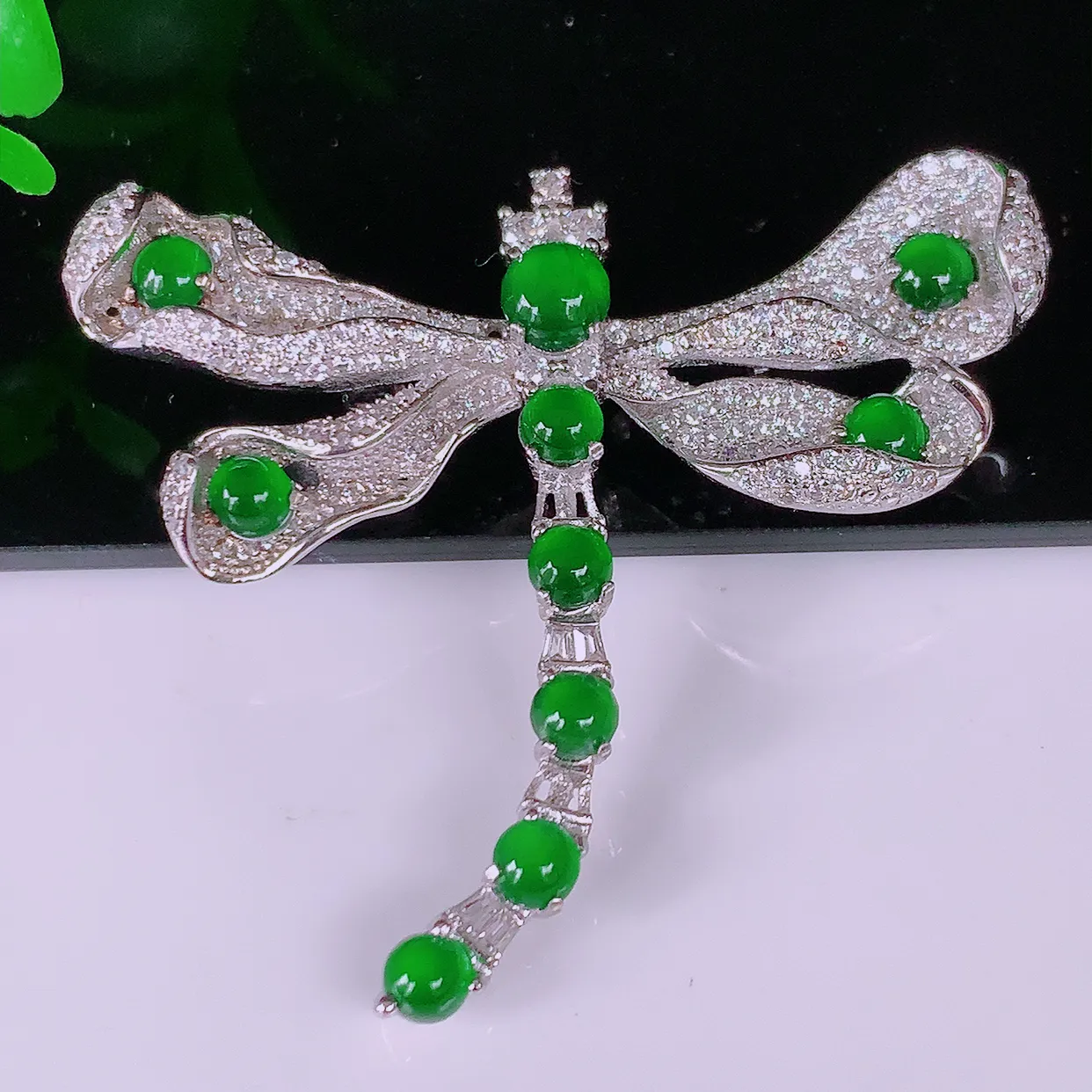 冰透满绿翡翠925银镶嵌蜻蜓胸针，自然光实拍，翠色灵动，颜色漂亮，种老水足，品相佳，佩戴佳品！#97