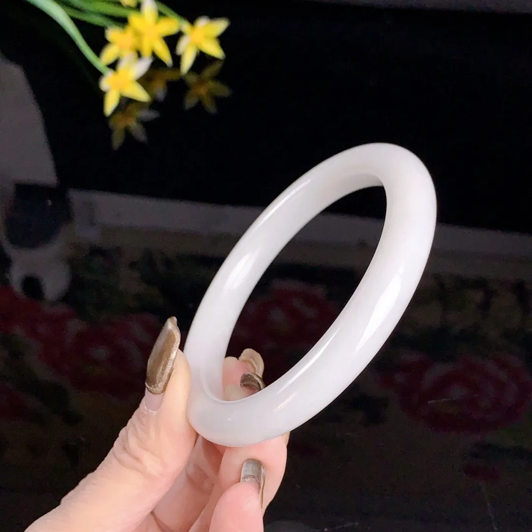 和田玉63.5圈口羊脂白手镯！玉质细腻油润 底色纯净无裂无杂 脂粉好，品质高