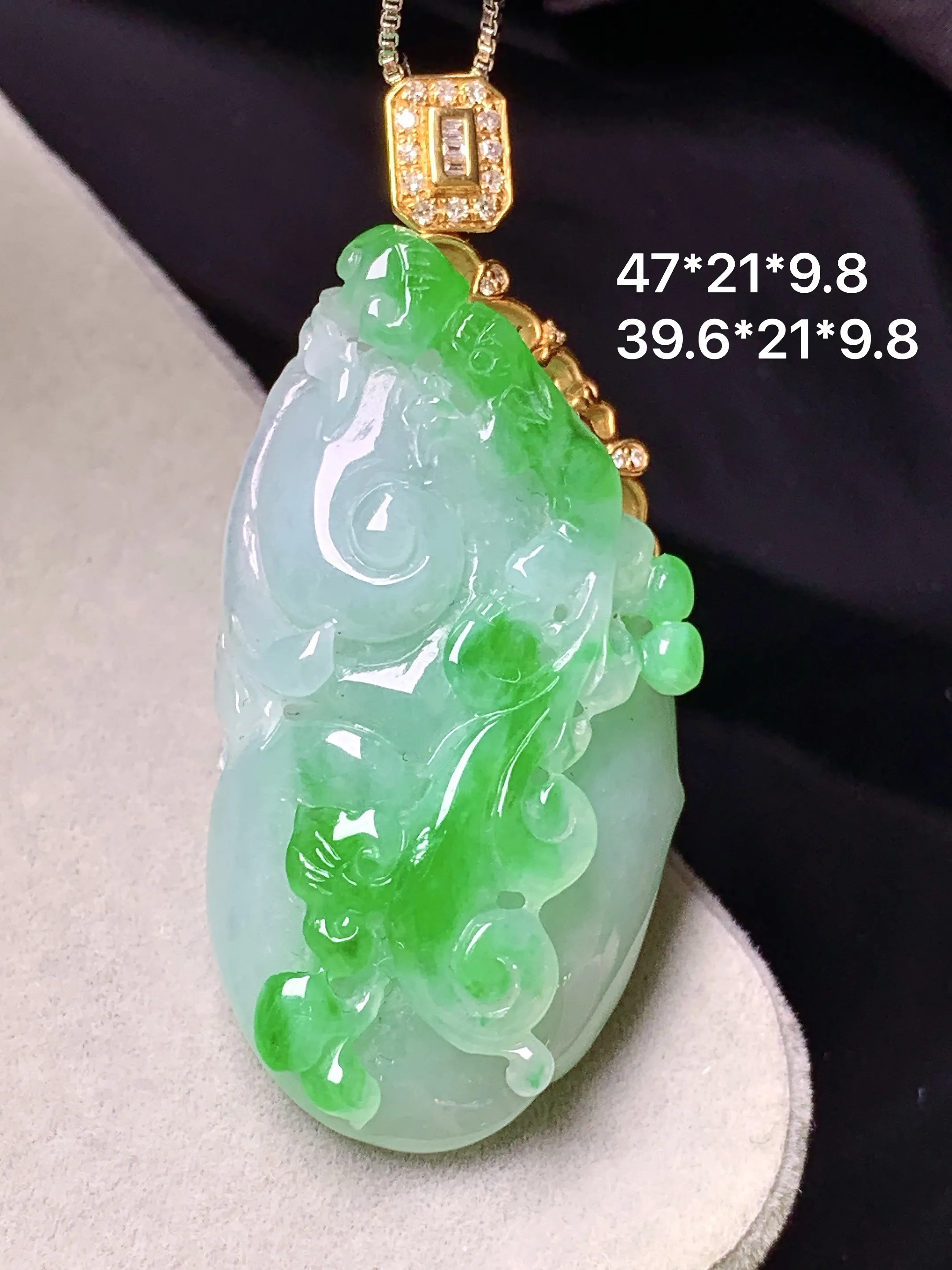 18k金镶嵌飘绿雕花如意吊坠 玉质细腻 色泽清新艳丽 整体尺寸47*21*9.8