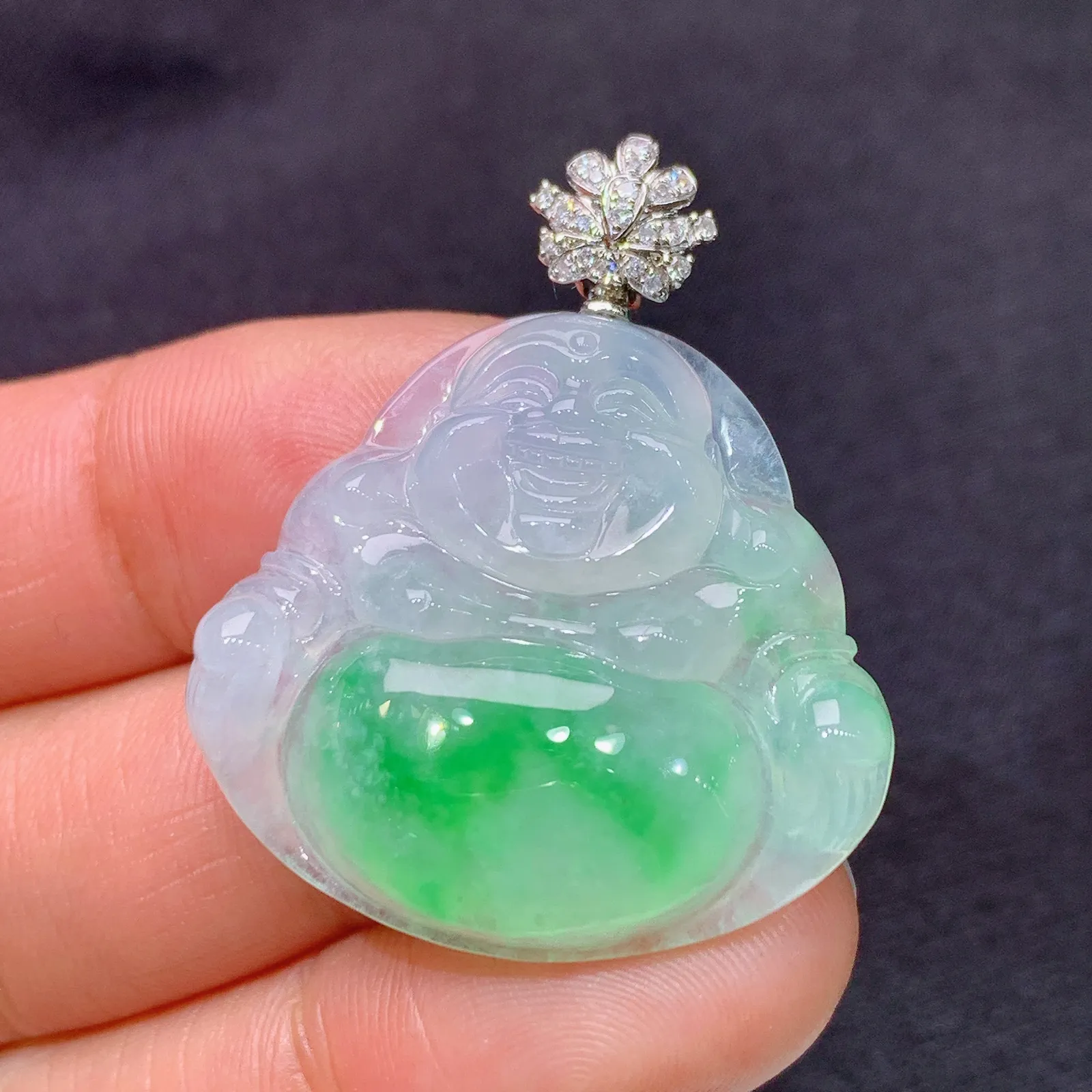 冰飘绿笑佛吊坠，18k金镶嵌，冰润色阳，品相饱满，种水足，Xq 尺寸34.5*28.8*5.9