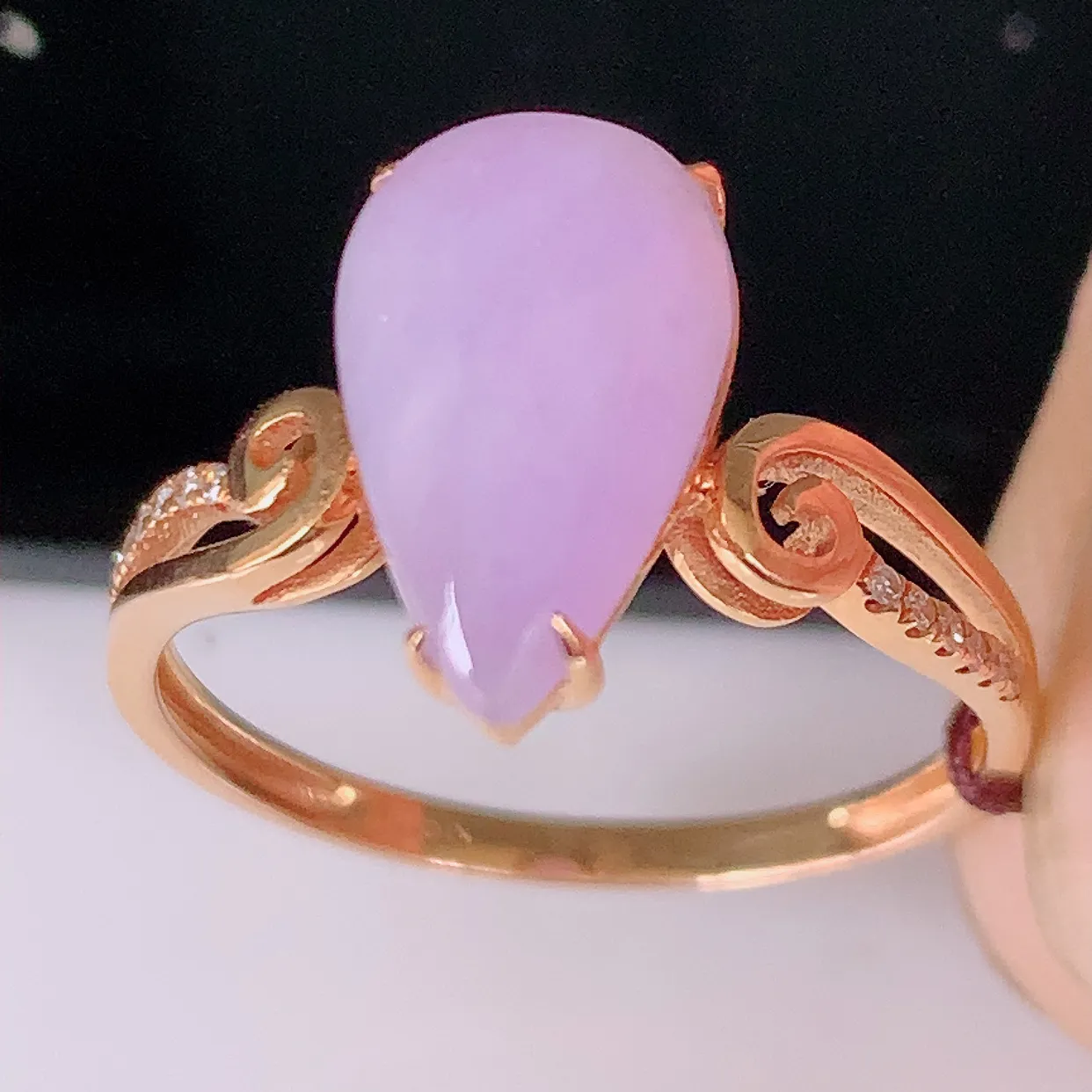 自然光实拍 18K金精工镶嵌紫罗兰翡翠水滴戒指，玉质细腻，翡翠色泽均匀，艳丽饱满，款式高贵大气，13