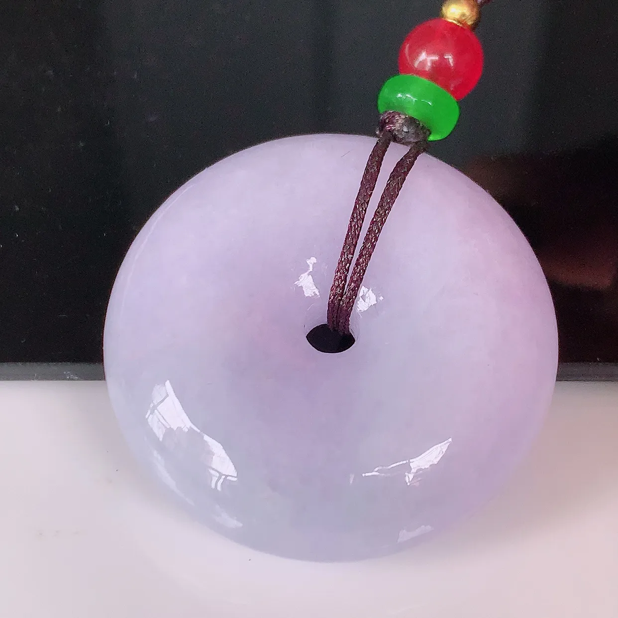 自然光实拍，冰润紫罗兰翡翠平安扣吊坠，形体饱满圆润，平安扣肥嘟嘟的，平平安安，种水很好，配戴精美！#41.19