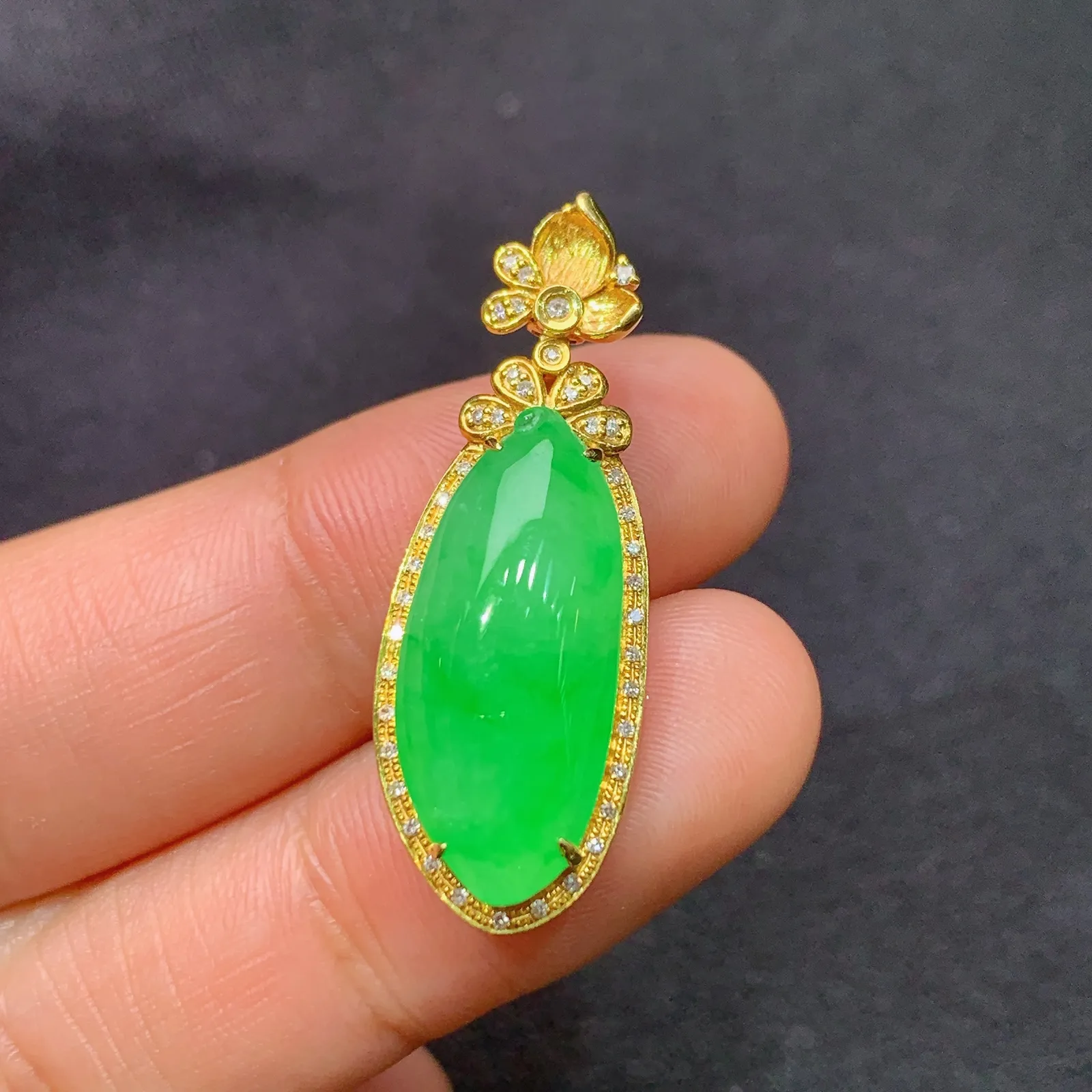 阳绿福瓜吊坠，18k金镶嵌，冰润色阳，玉质细腻，种水足，Fuy 尺寸32.1*11.5*7.1