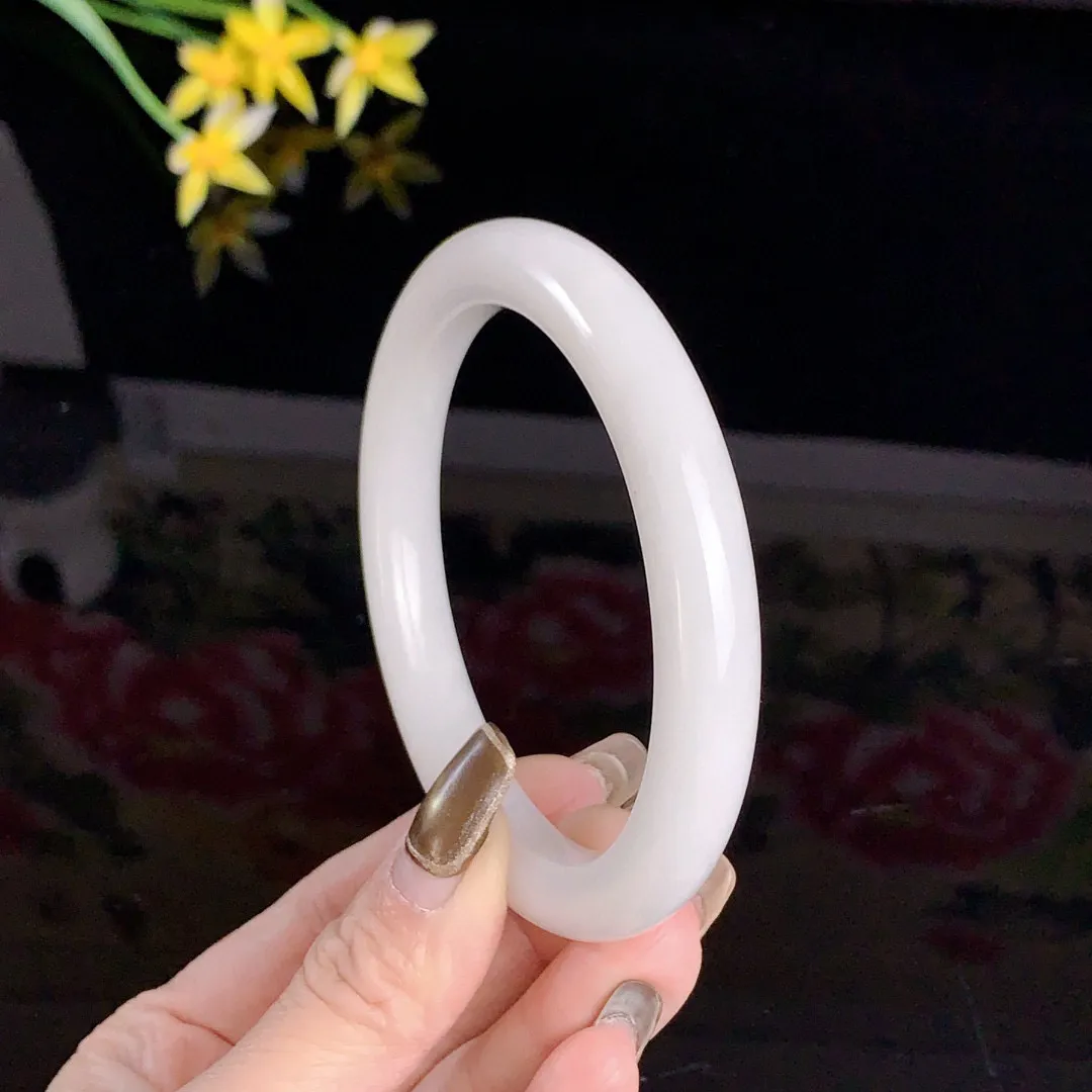 和田玉63.5圈口羊脂白手镯！玉质细腻油润 底色纯净无裂无杂 脂粉好，品质高