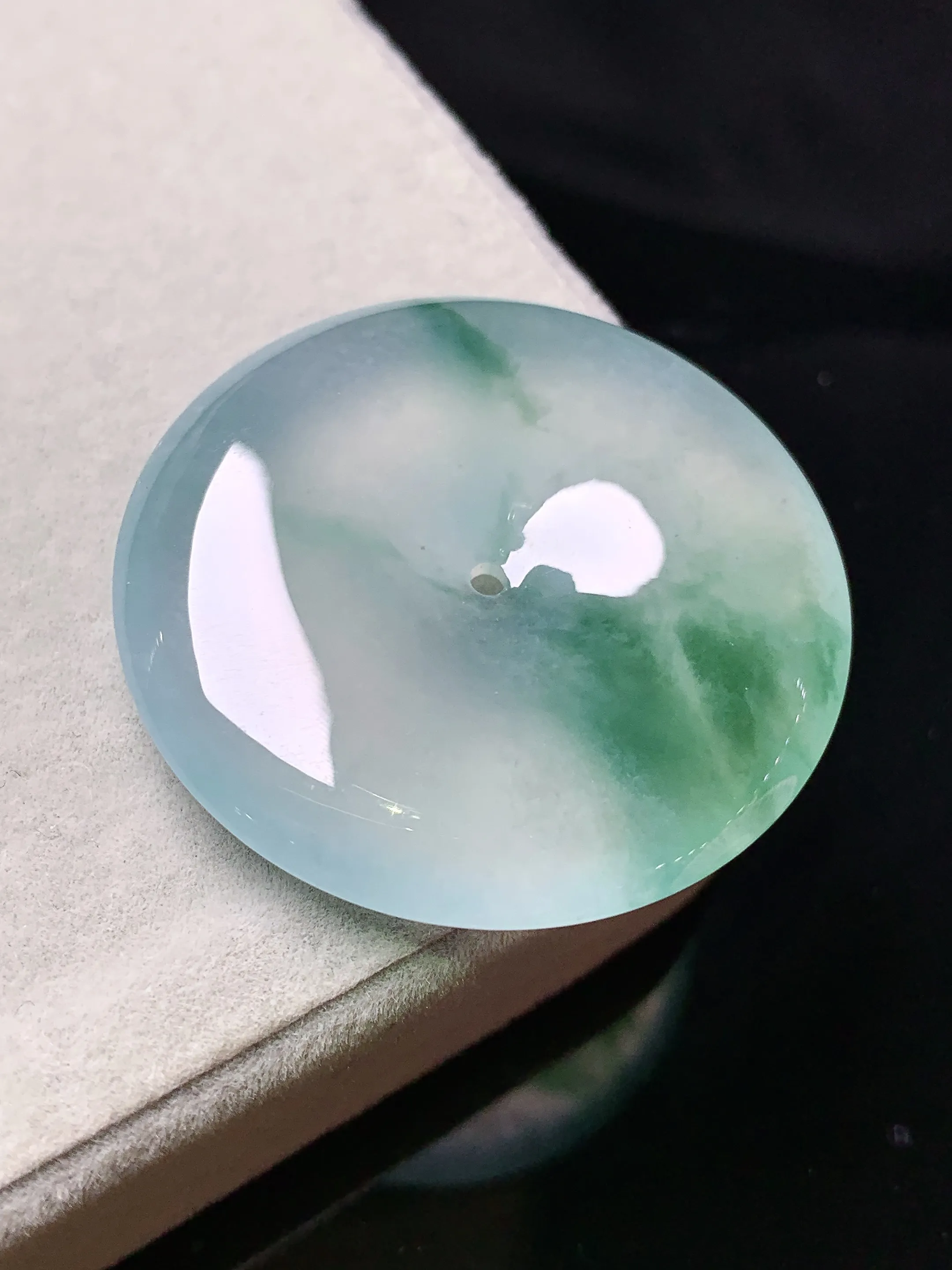 冰种飘绿平安扣吊坠 玉质细腻 色泽清新艳丽 整体尺寸33*5.8