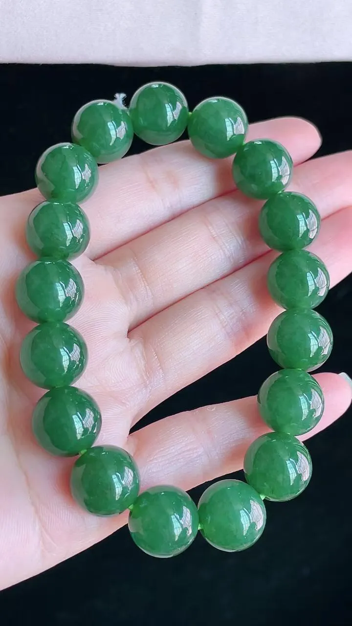 【翡翠名称】老坑种冰满绿翡翠手链手串
【翡翠尺寸】直径厚度12.6mm/颗
【翡翠描述】宝贝种老水足