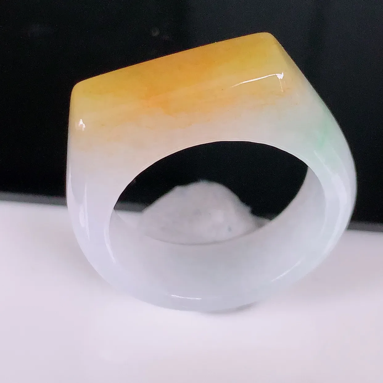 自然光实拍，冰黄加绿翡翠指环，21.2mm内径三彩翡翠指环，玉戒指，玉质莹润，好精美好冰润的指环，2