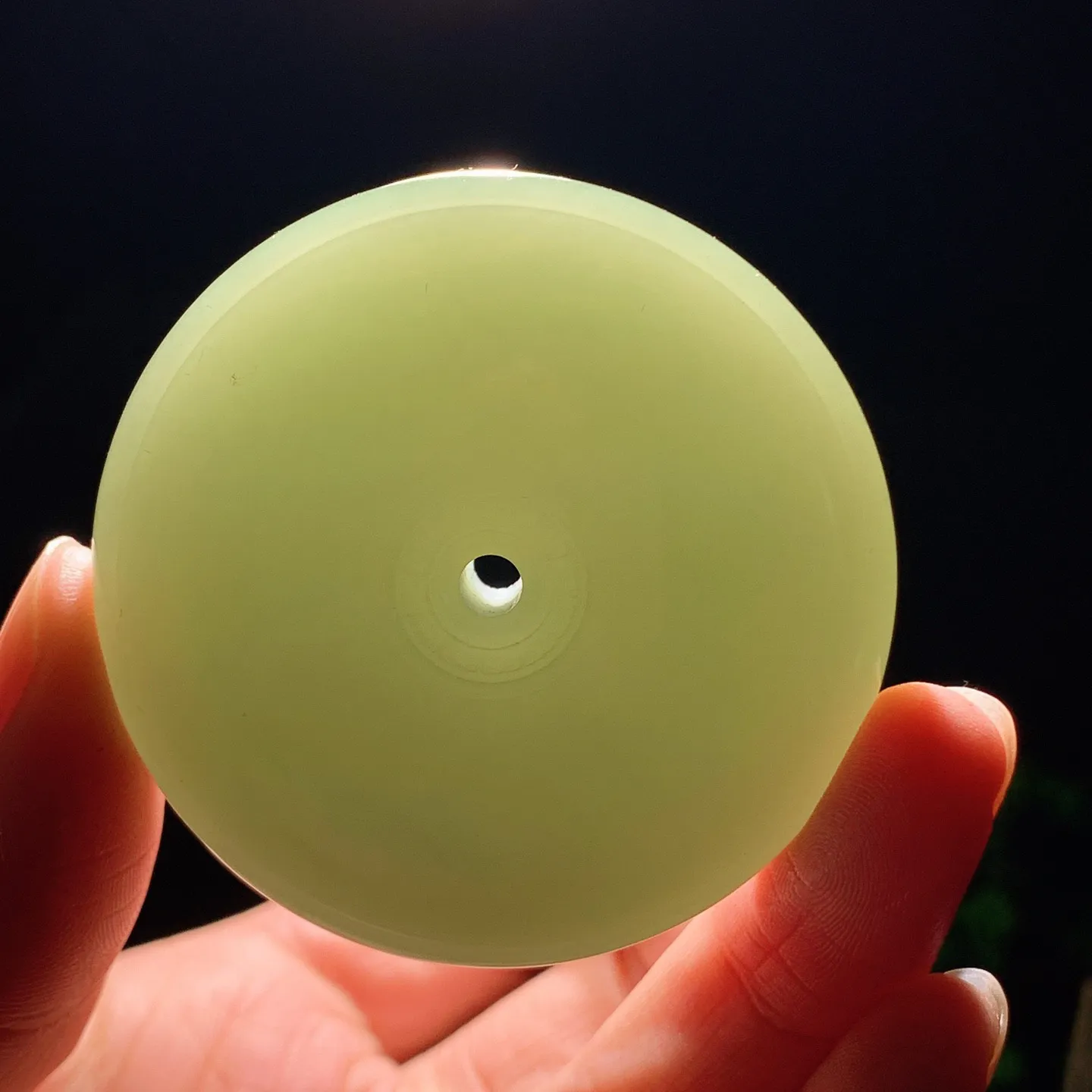 和田玉晴水色平安扣挂件。尺寸53/10mm重63.8克。玉质细腻油润。手推出油。品相大气 lt260119